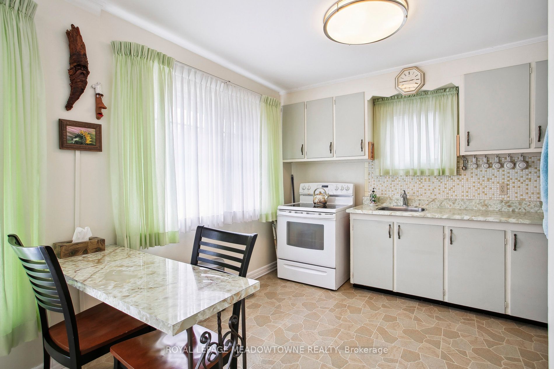 123 Vista Drive W