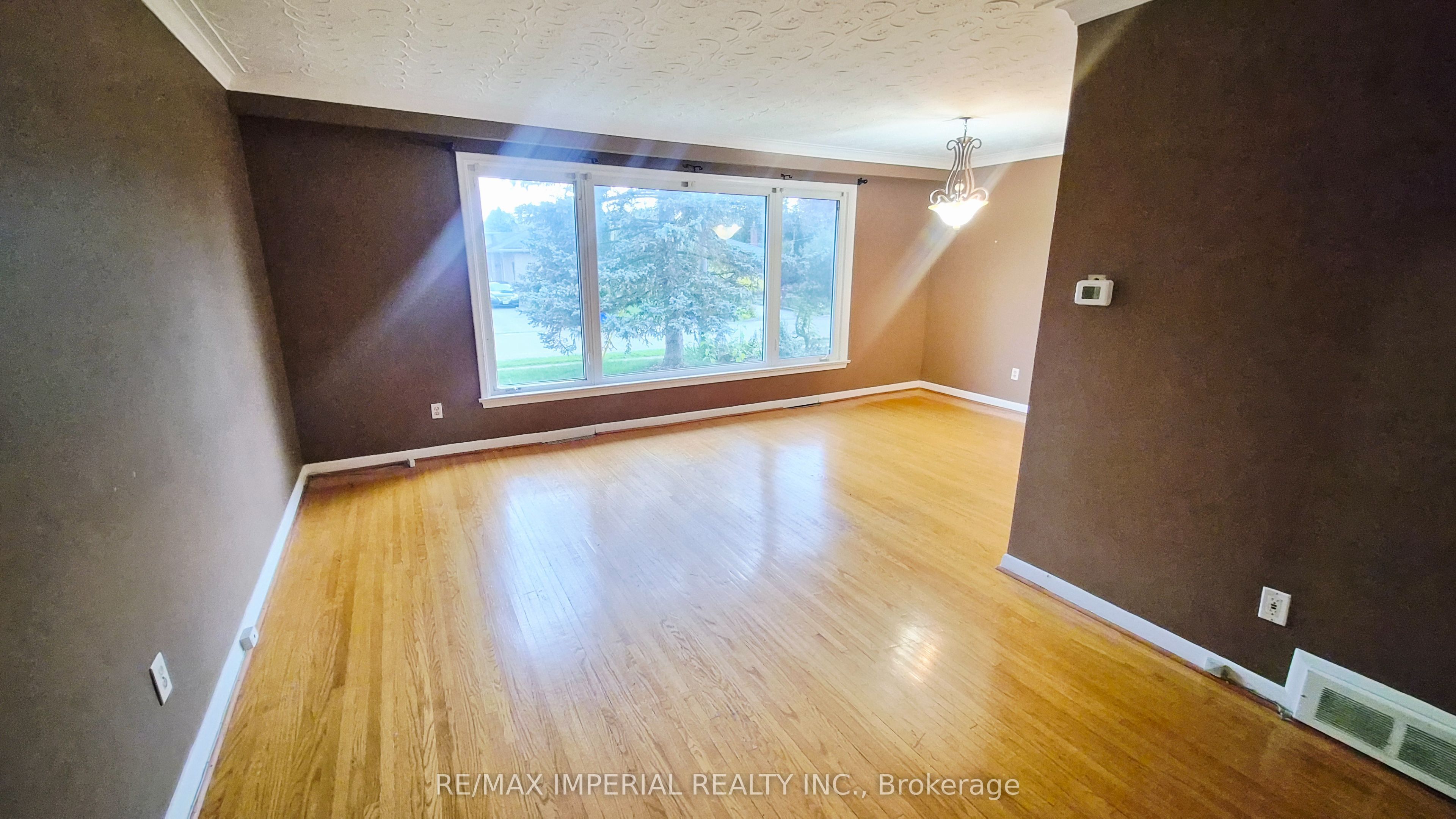 422 Lynett Crescent