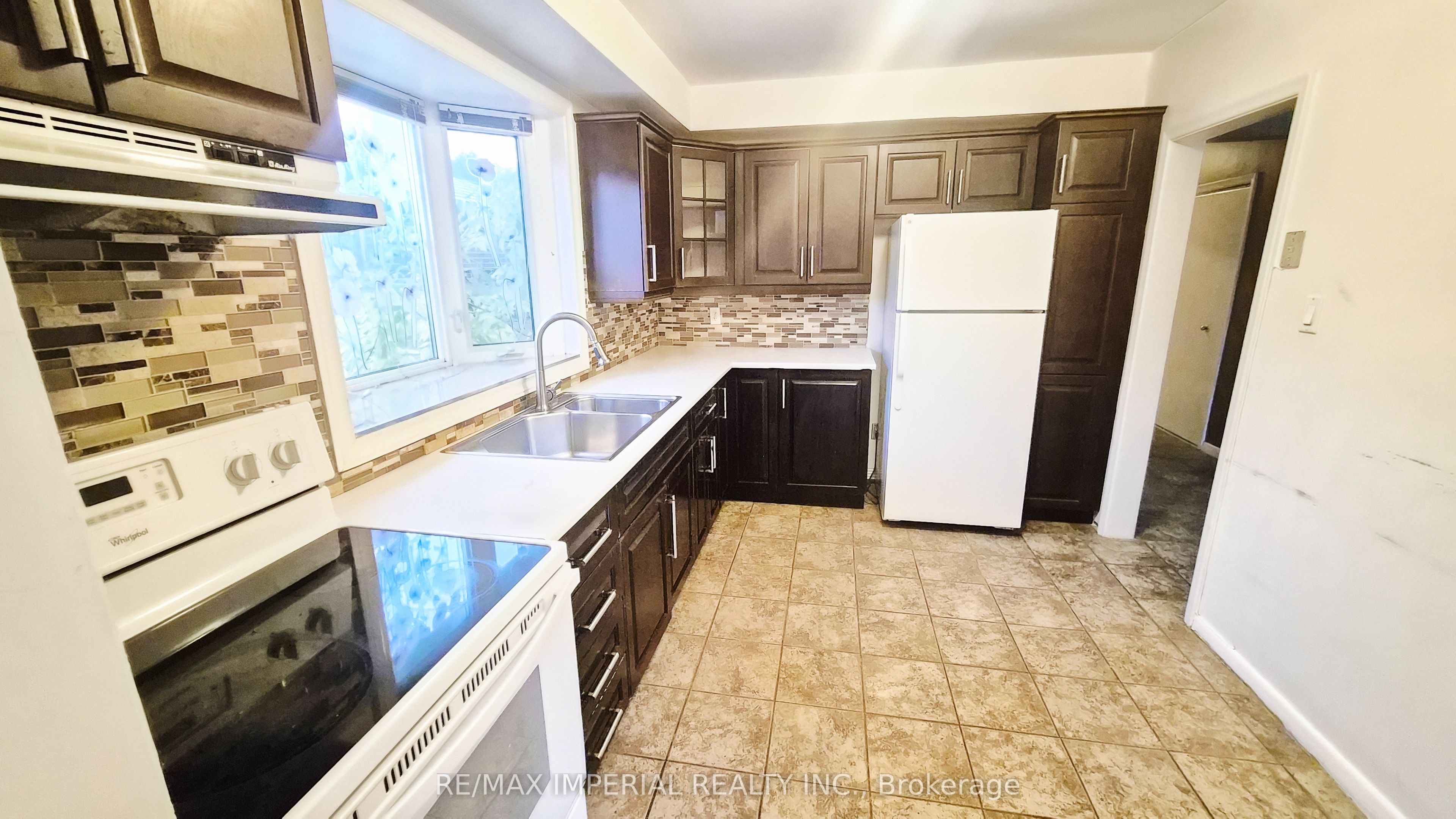 422 Lynett Crescent