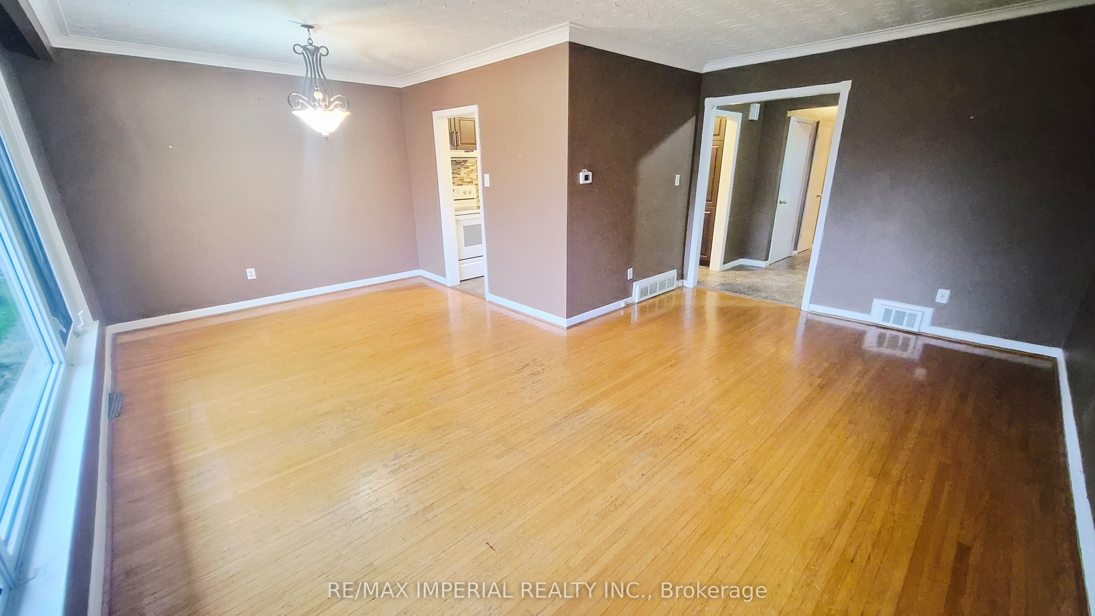 422 Lynett Crescent