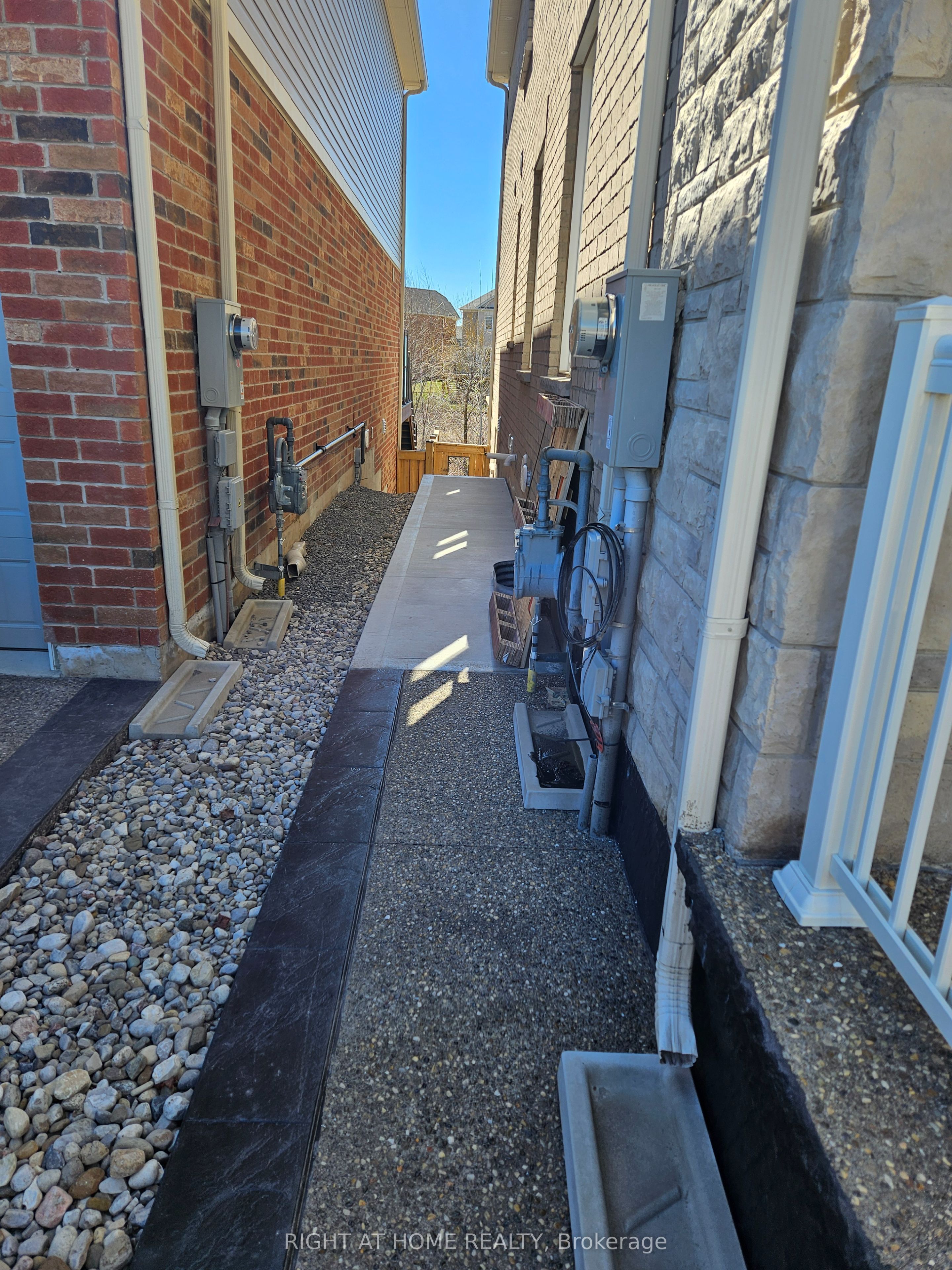 1290 Duignan Crescent Lower