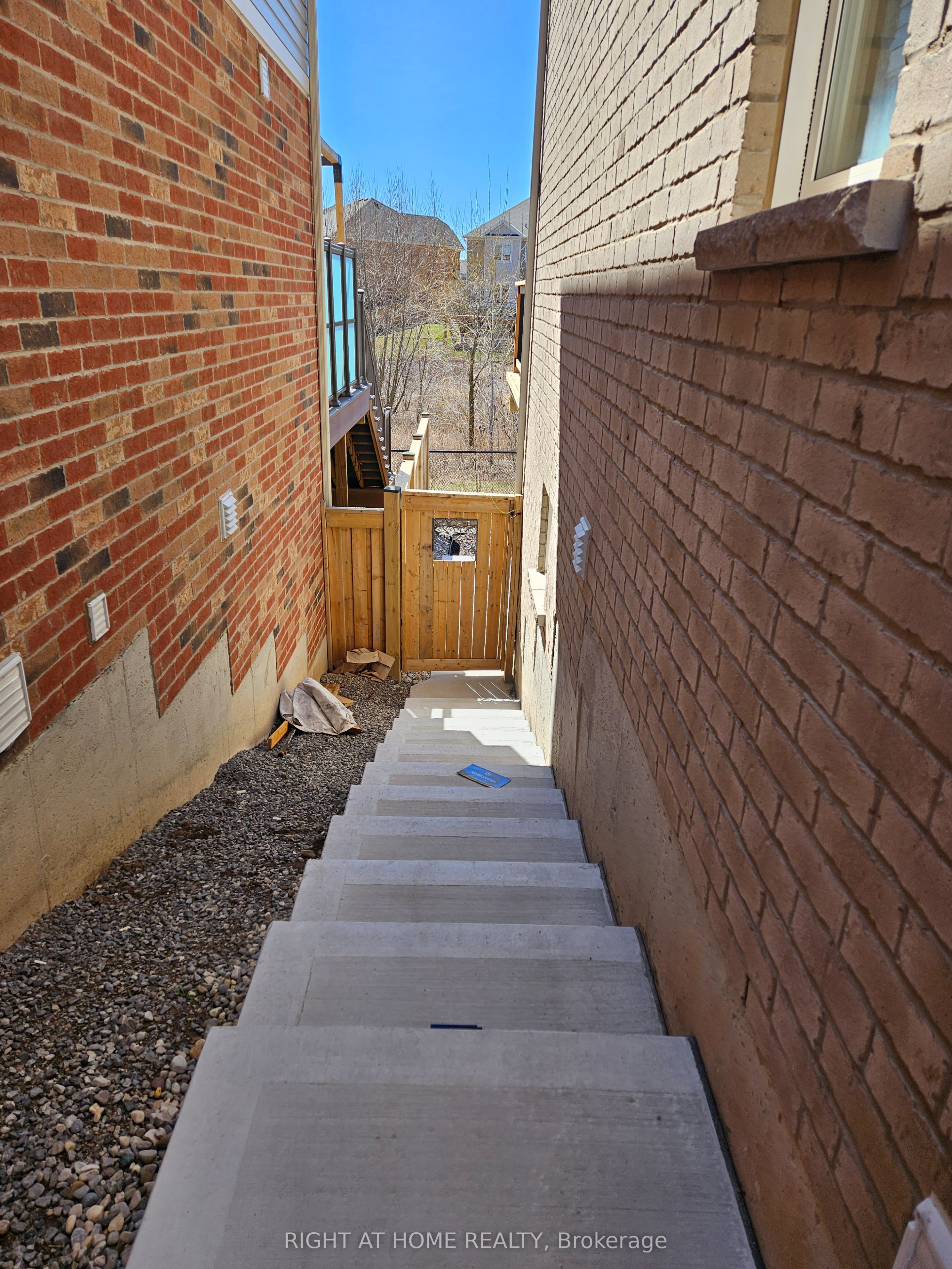 1290 Duignan Crescent Lower