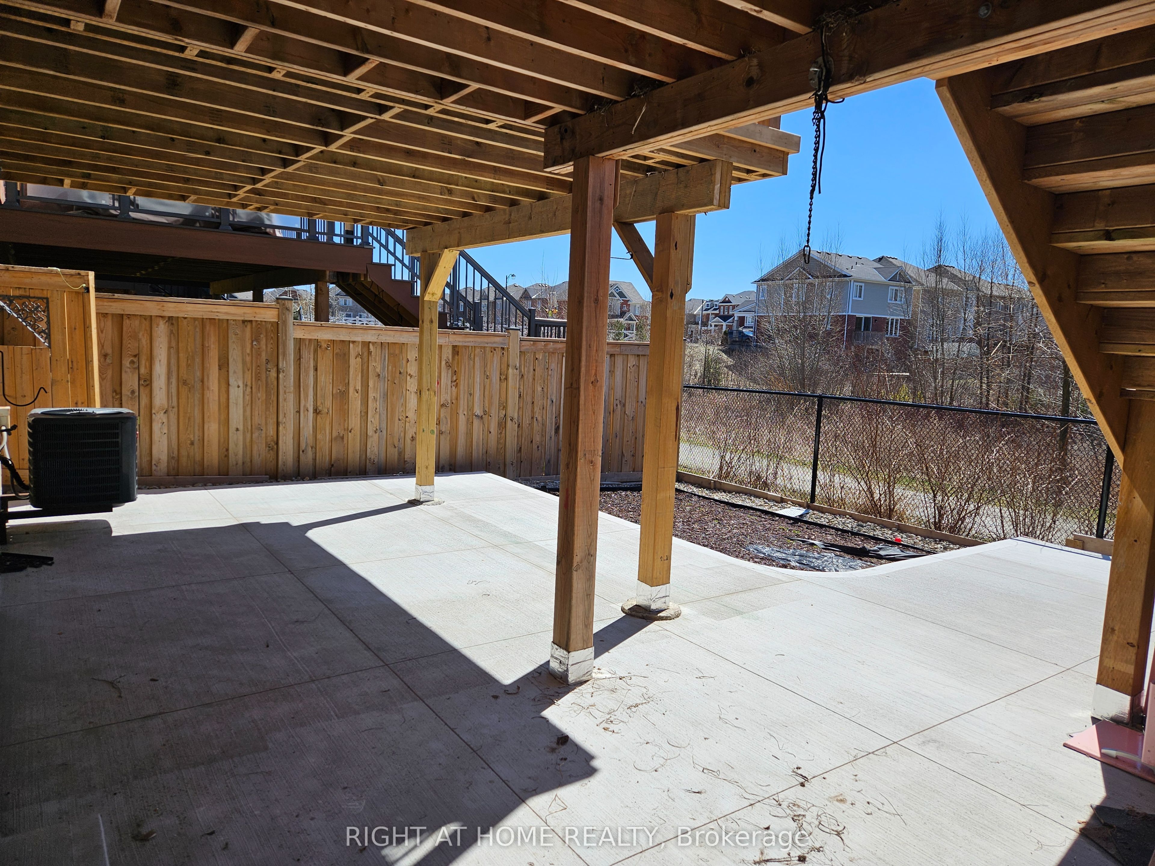 1290 Duignan Crescent Lower