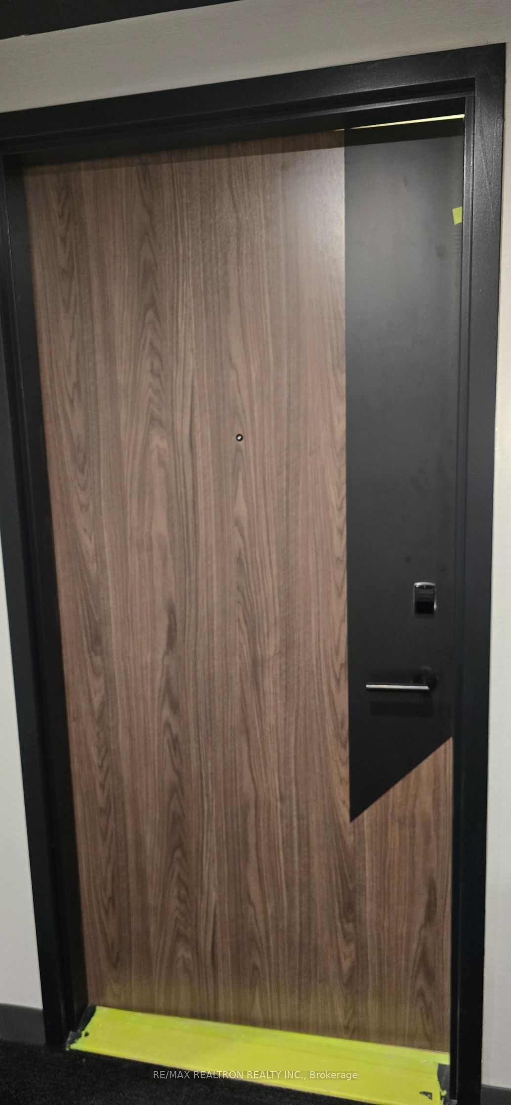 1037 The Queensway N/A 812