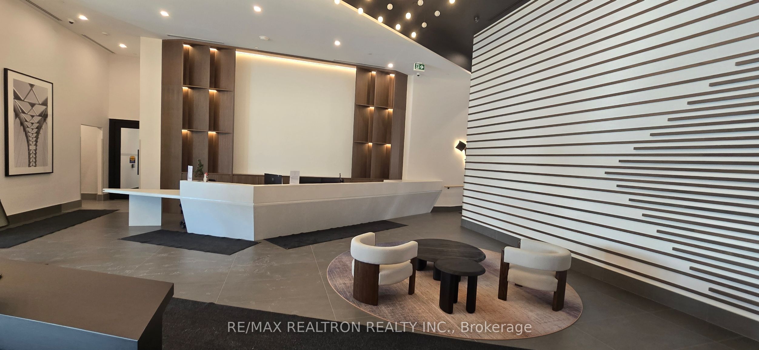 1037 The Queensway N/A 812