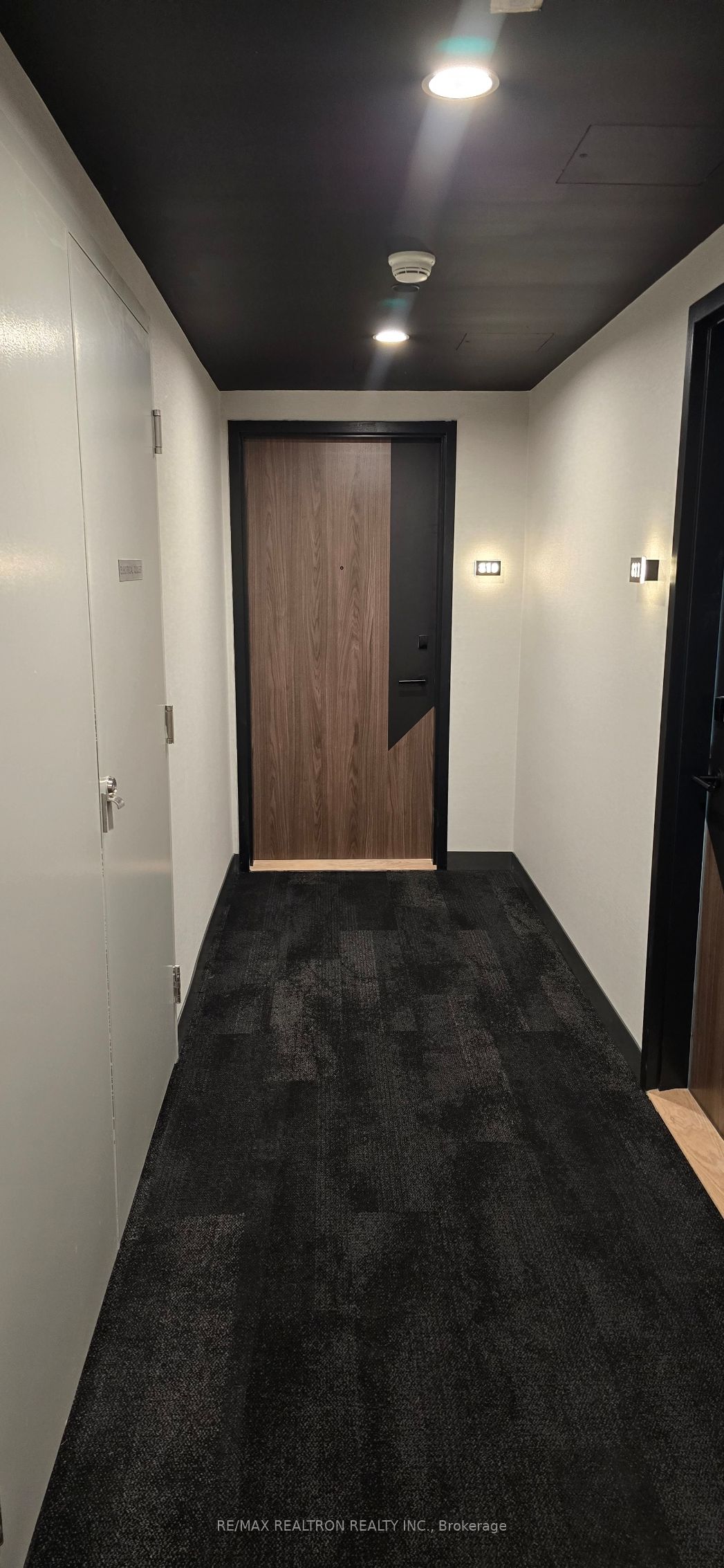 1037 The Queensway N/A 812