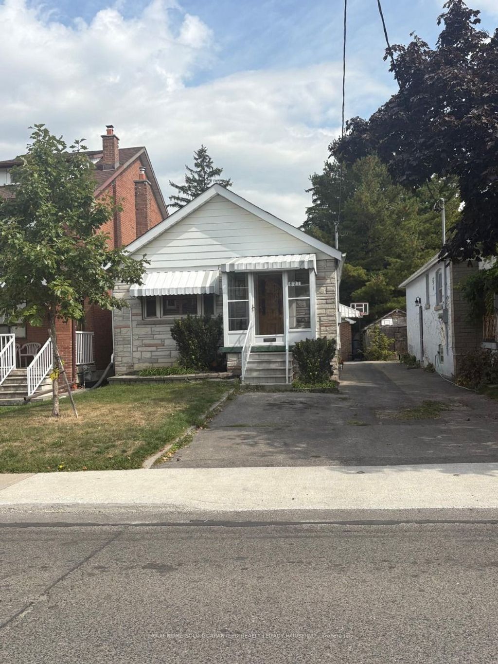 Photo of 627 McRoberts Avenue, Toronto, ON M6E 4R5 (MLS # W12457718)