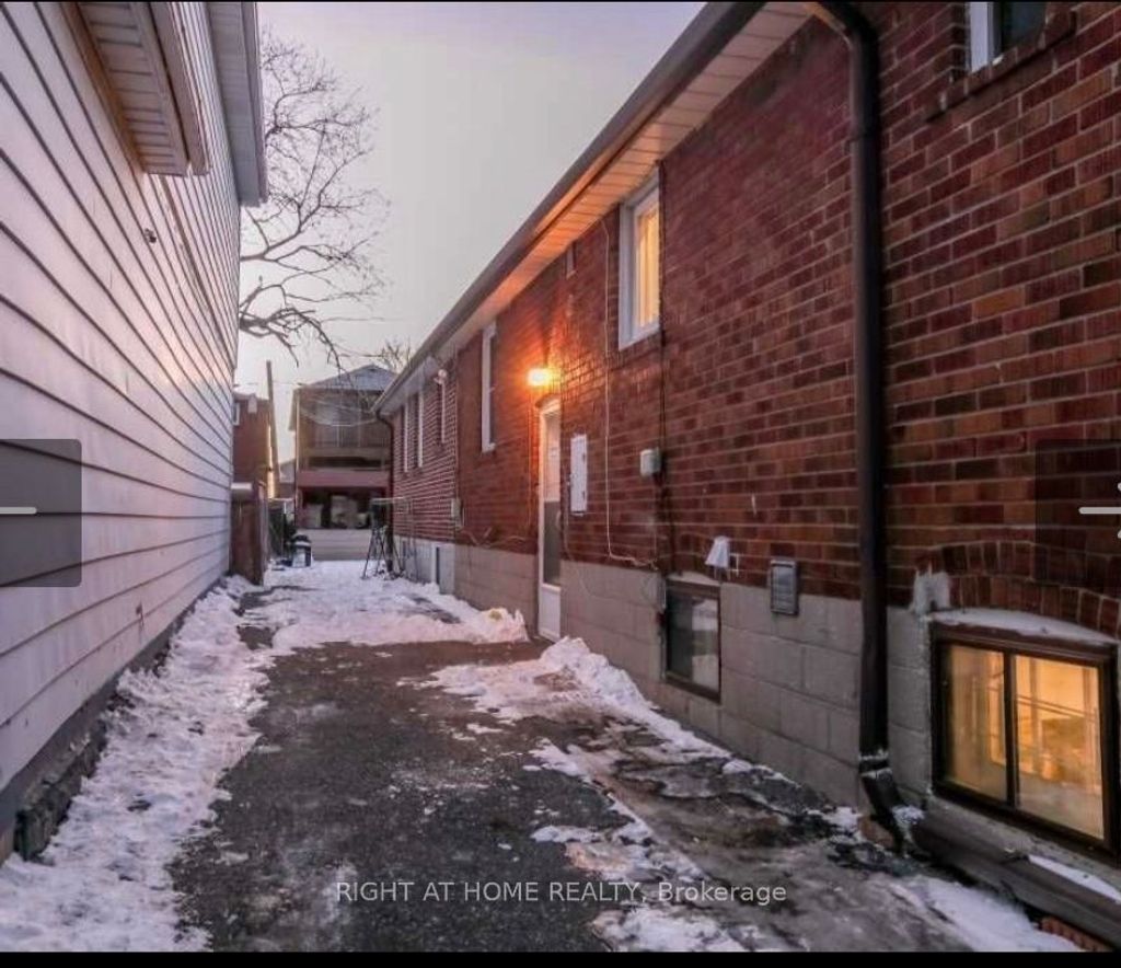 Photo of 90 Pharmacy Avenue W, Toronto, ON M1L 3E5 (MLS # E12741104)