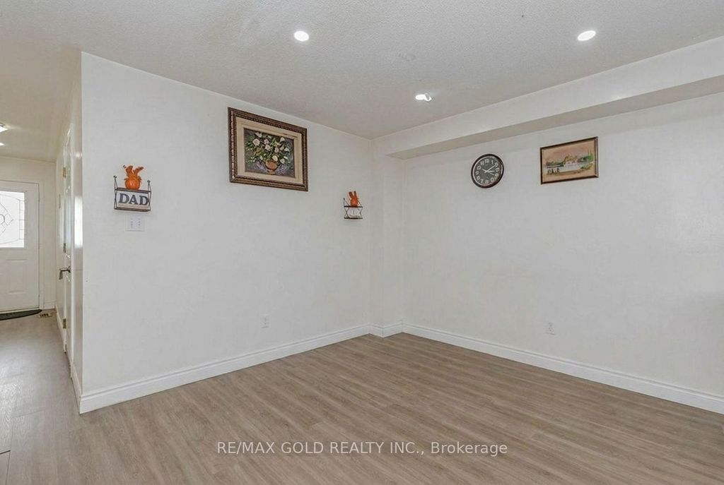 Photo of 35 Ridgefield Court, Brampton, ON L6P 1B4 (MLS # W13093312)
