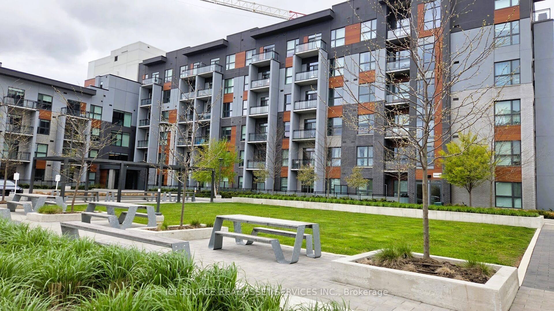 95 Dundas Street W 614