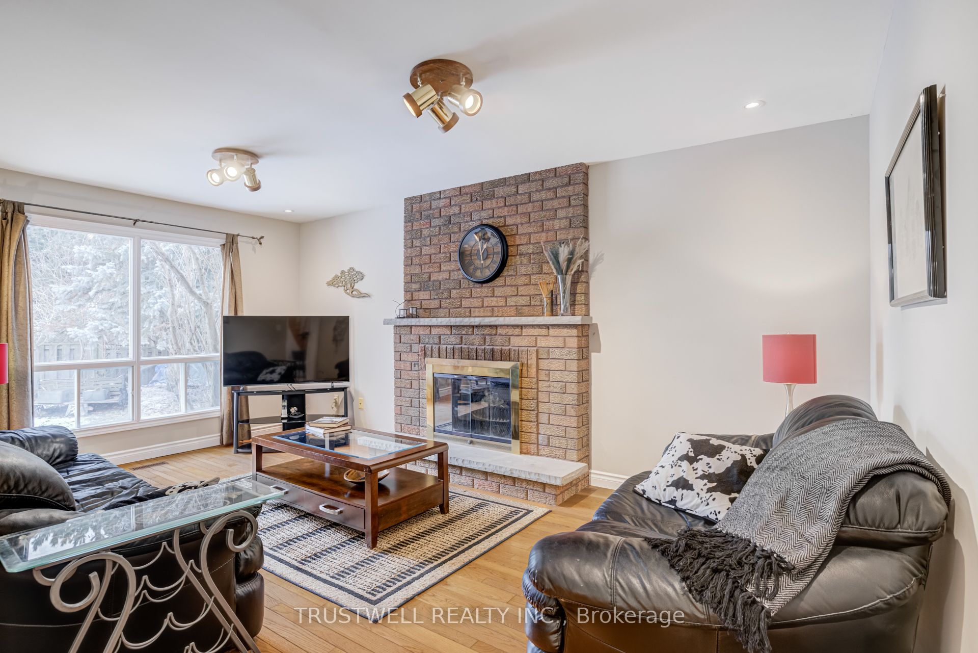 82 Long Island Crescent