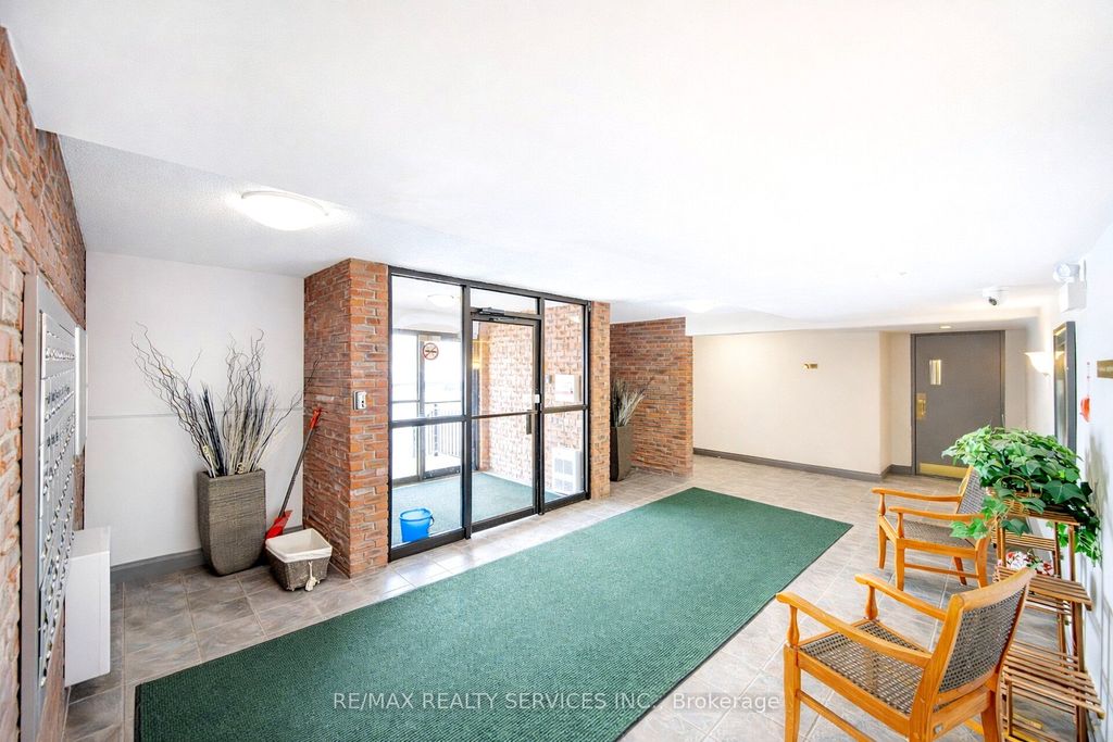Photo of 580 Mary Street E #105, Whitby, ON L1N 2R3 (MLS # E13033628)