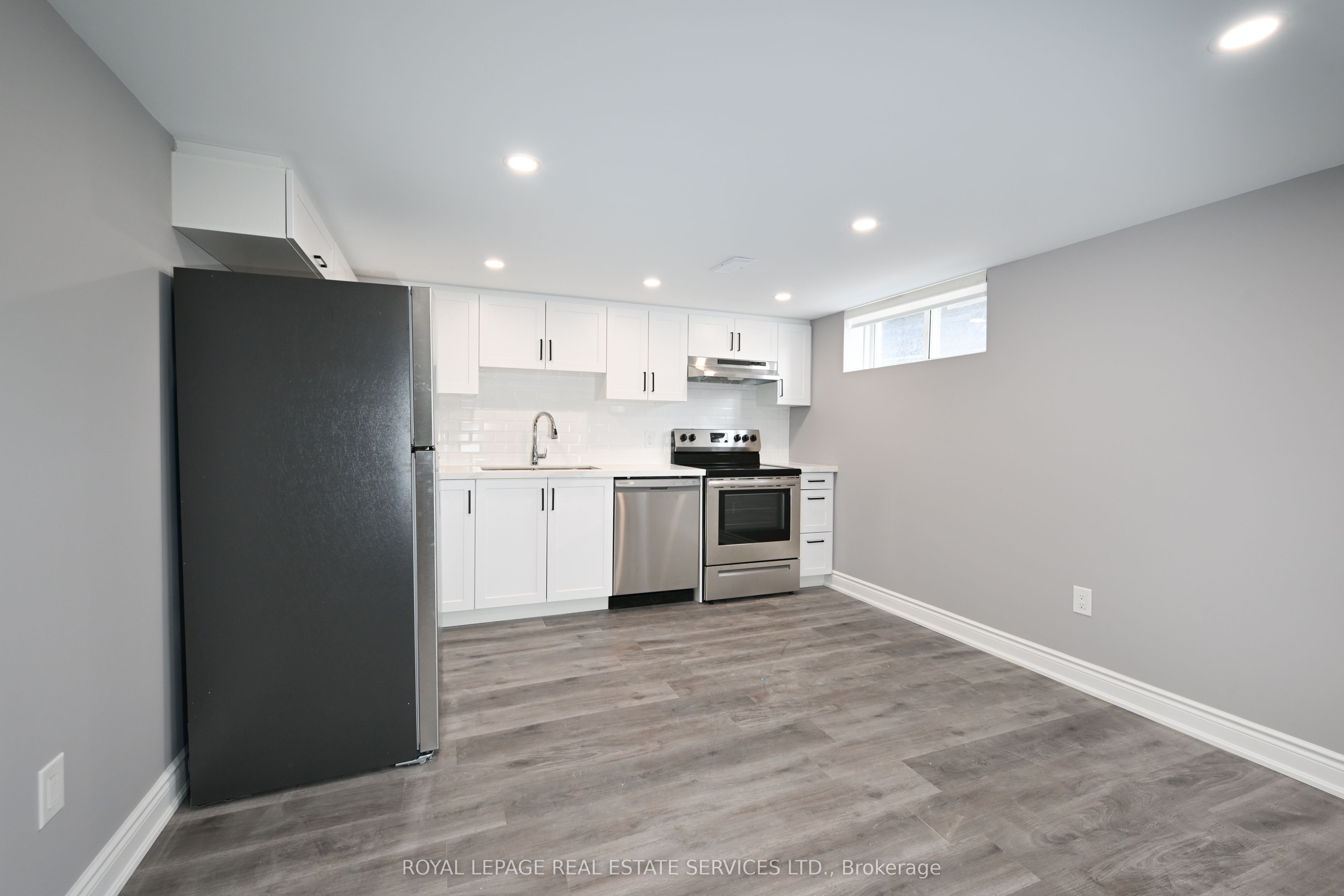 1295 Pinegrove Road Lower