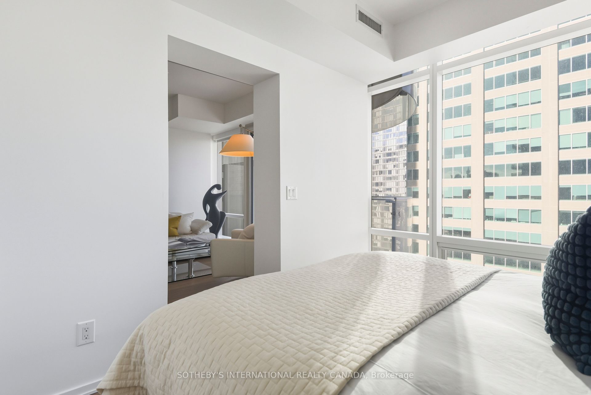 1 Bloor Street E 2712