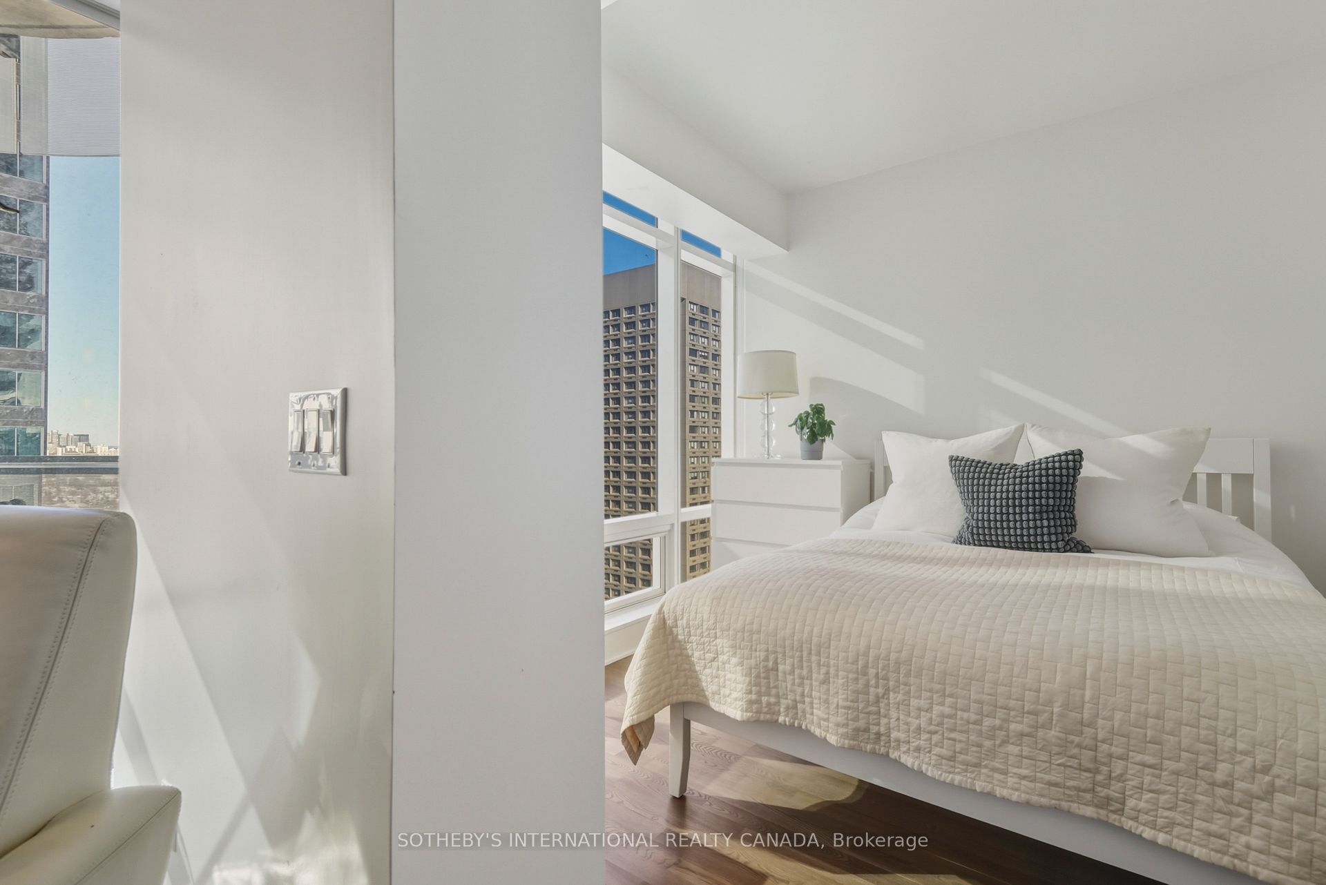 1 Bloor Street E 2712