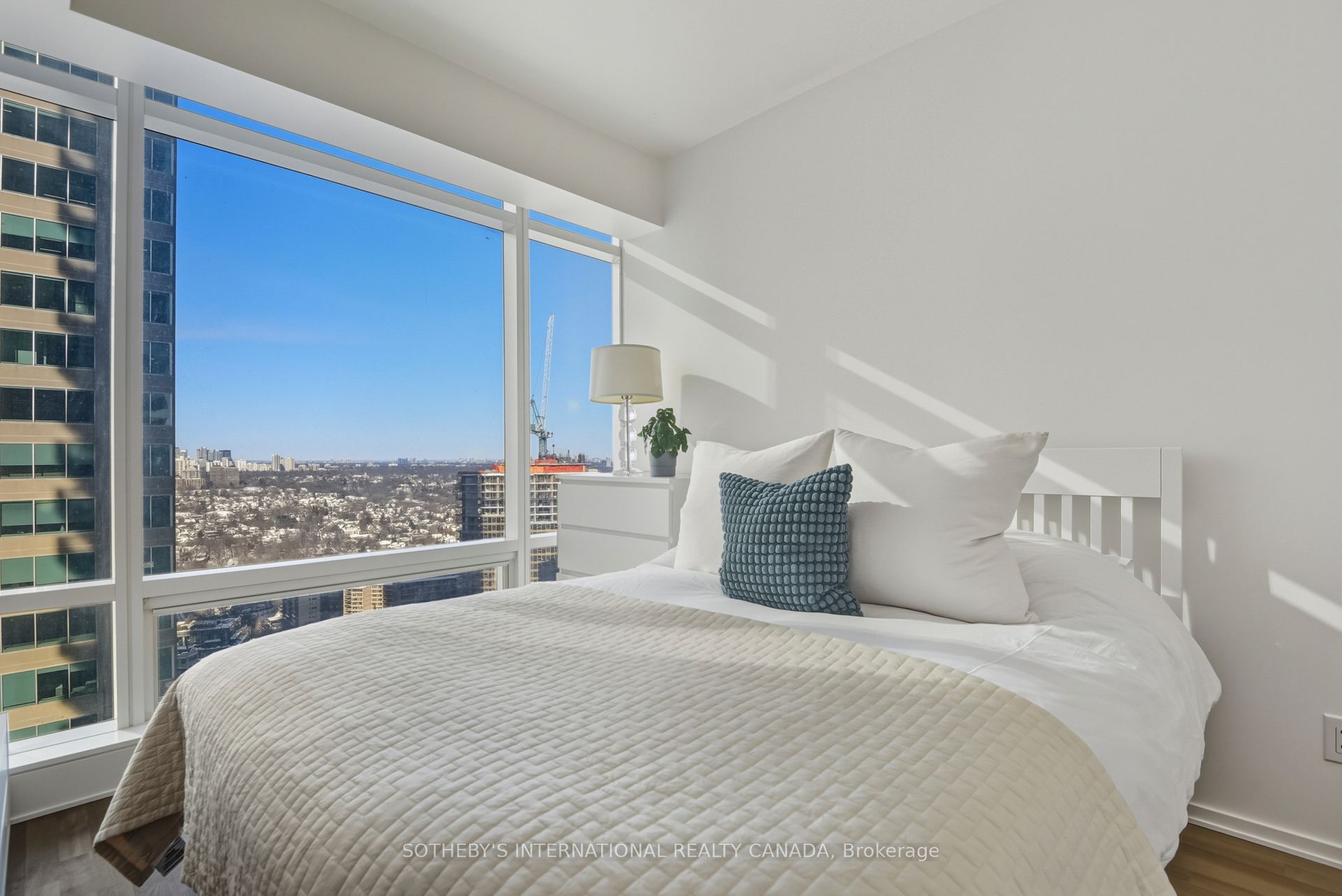 1 Bloor Street E 2712