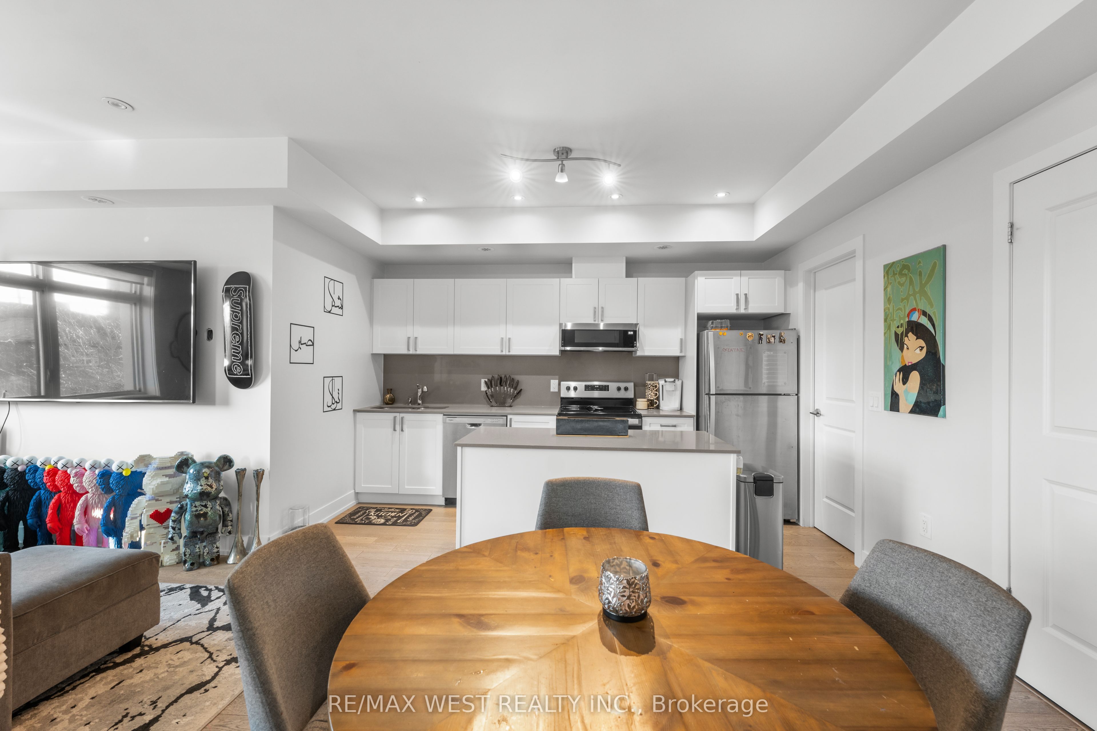 1062 Douglas McCurdy Common