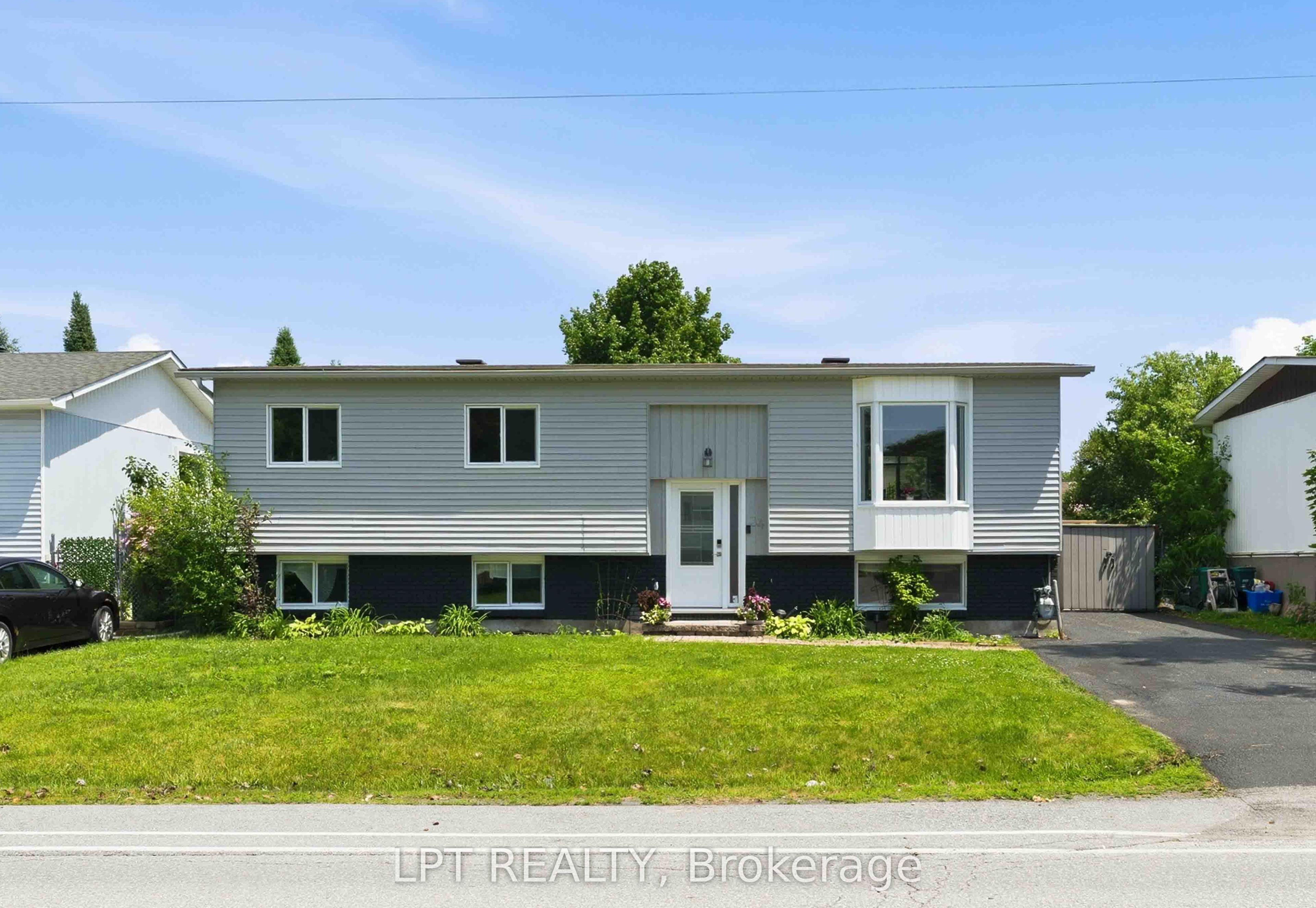 Photo 1 of 31 — 34 Fringewood Drive, Stittsville - Munster - Richmond, ON K2S 1V1