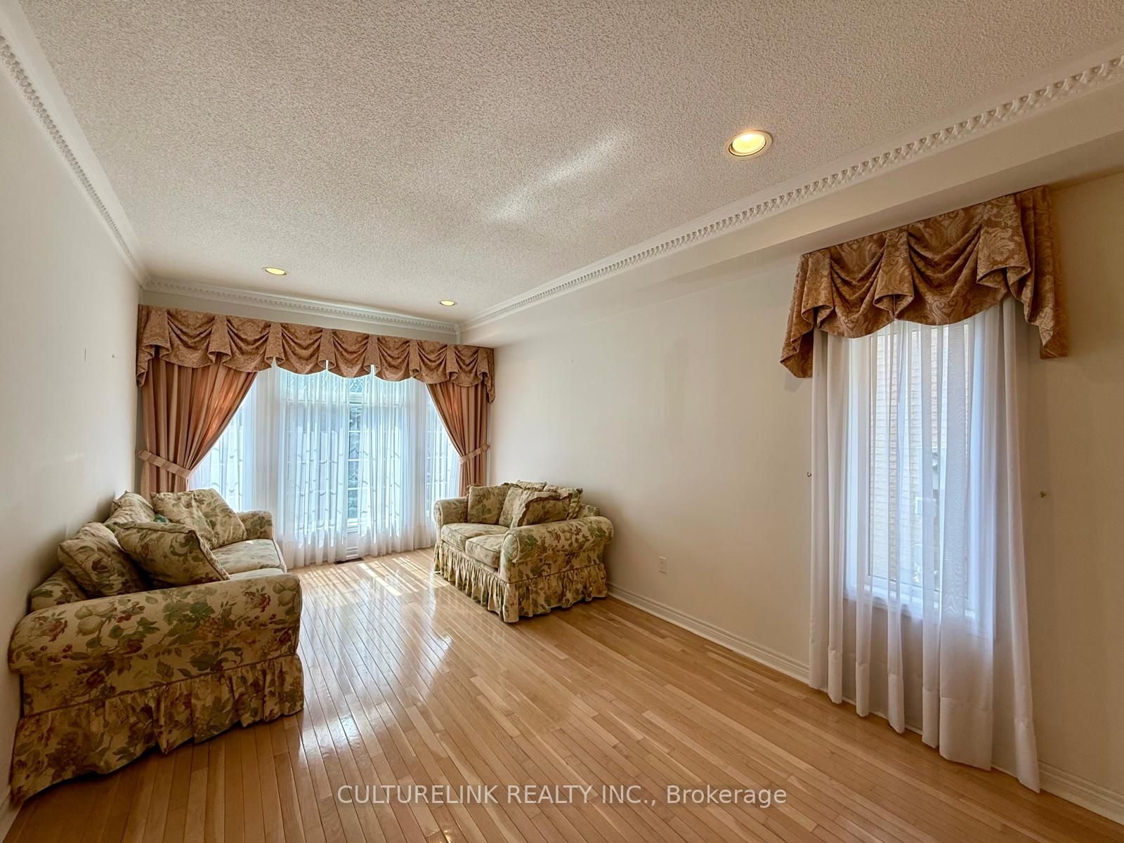13 Pembrooke Road