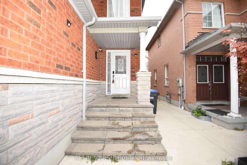 Photo of 521 Navigator Drive, Mississauga, ON L5W 1P5 (MLS # W13139524)