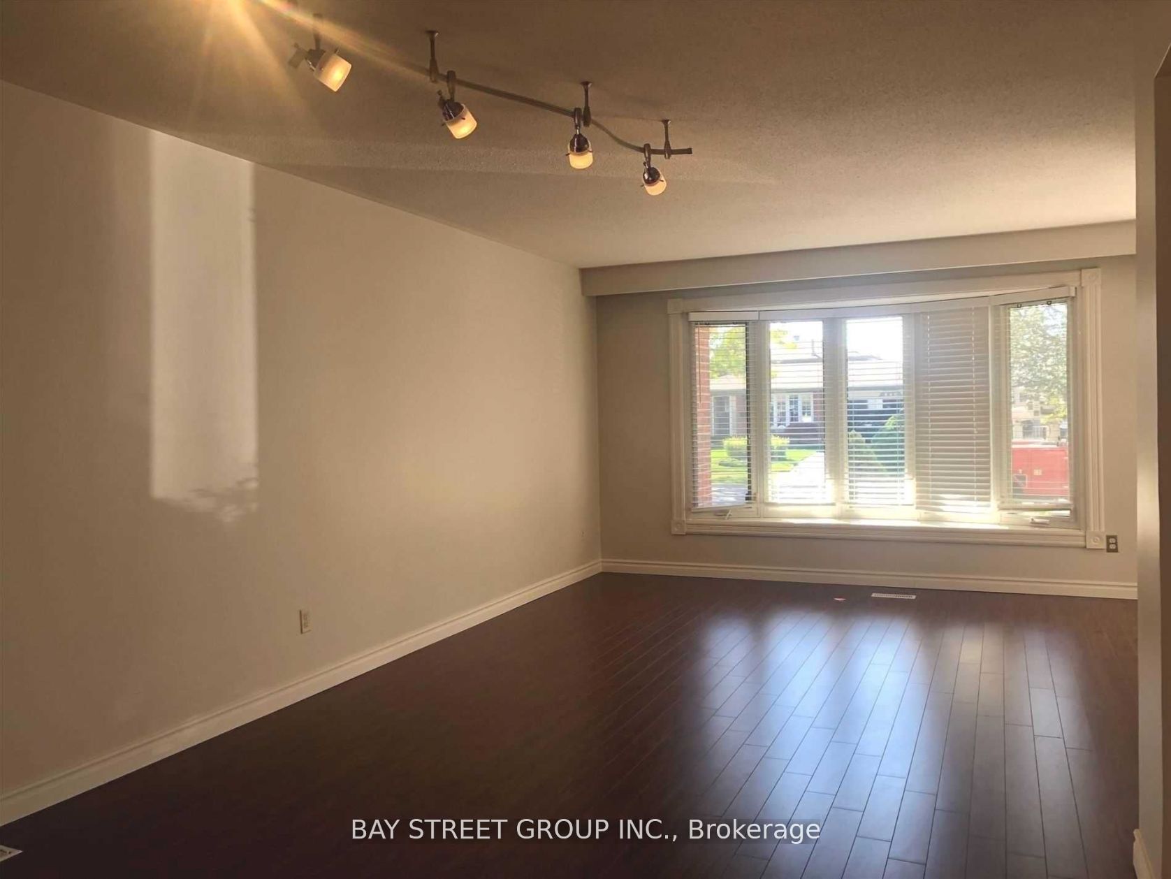 641 Eaglemount Crescent Upper