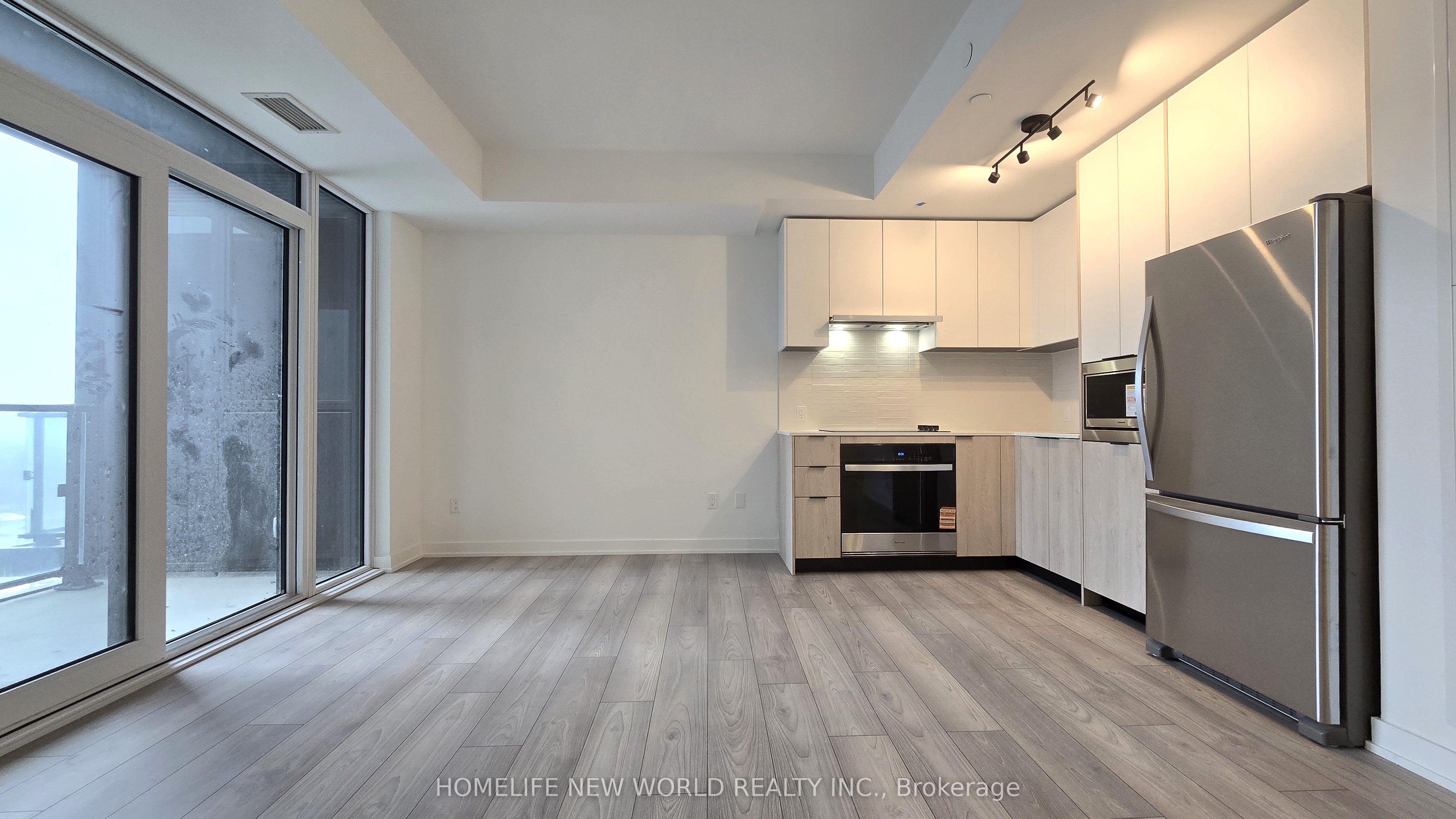 1007 The Queensway N/A 819