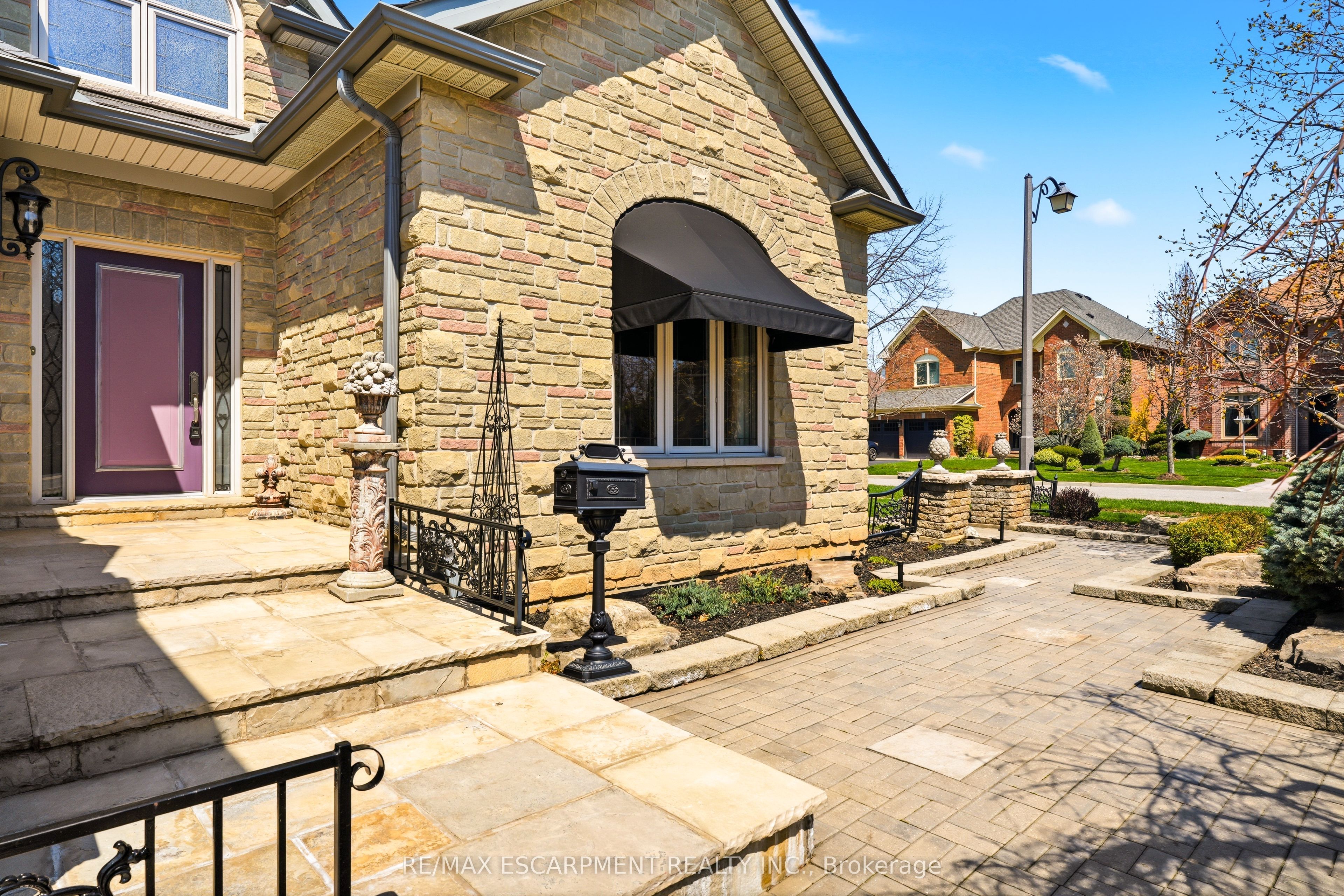 4125 Montrose Crescent