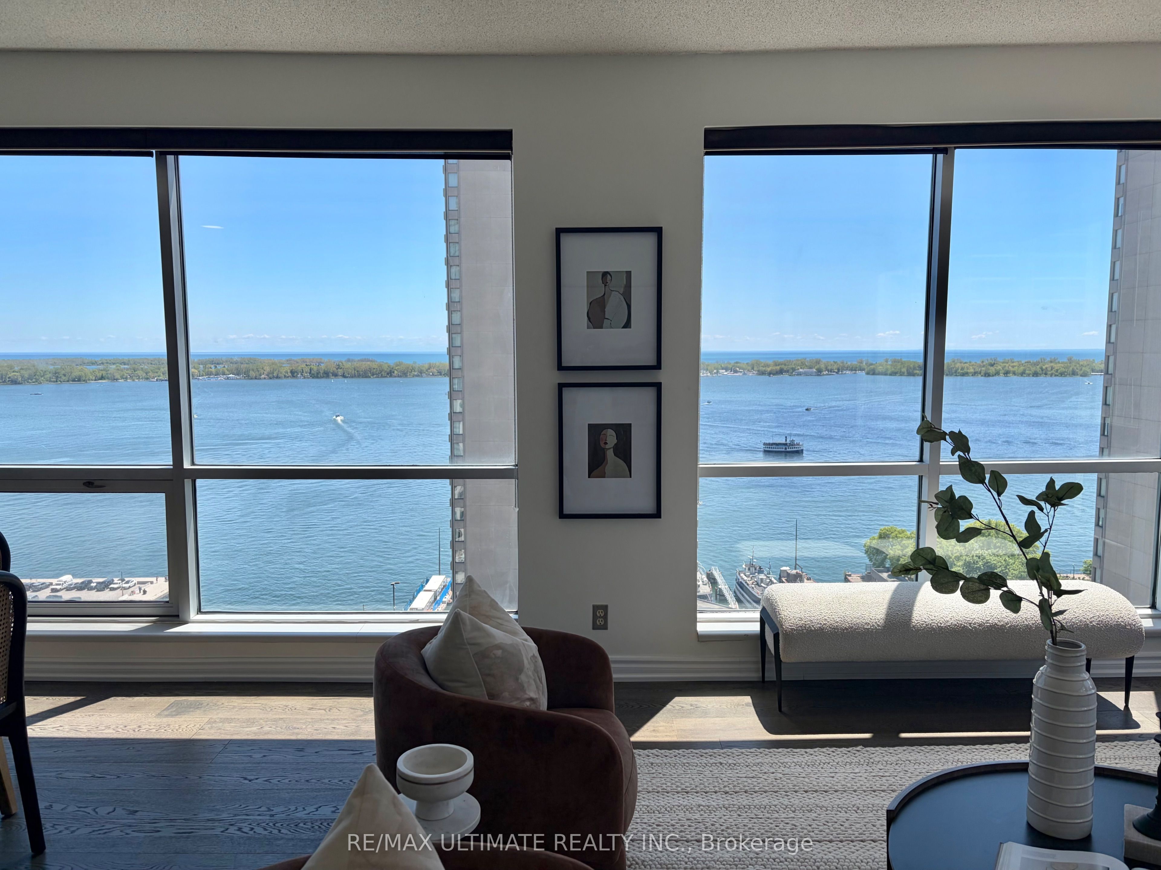 10 Queens Quay W 2206