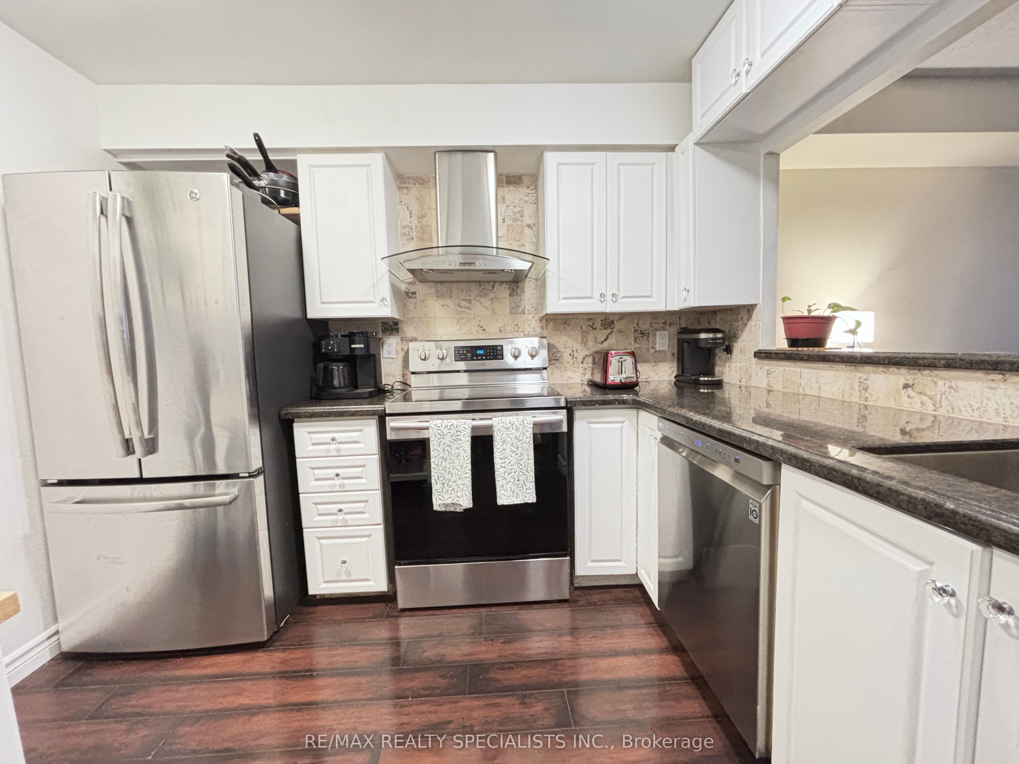 330 Rathburn Road W 2206