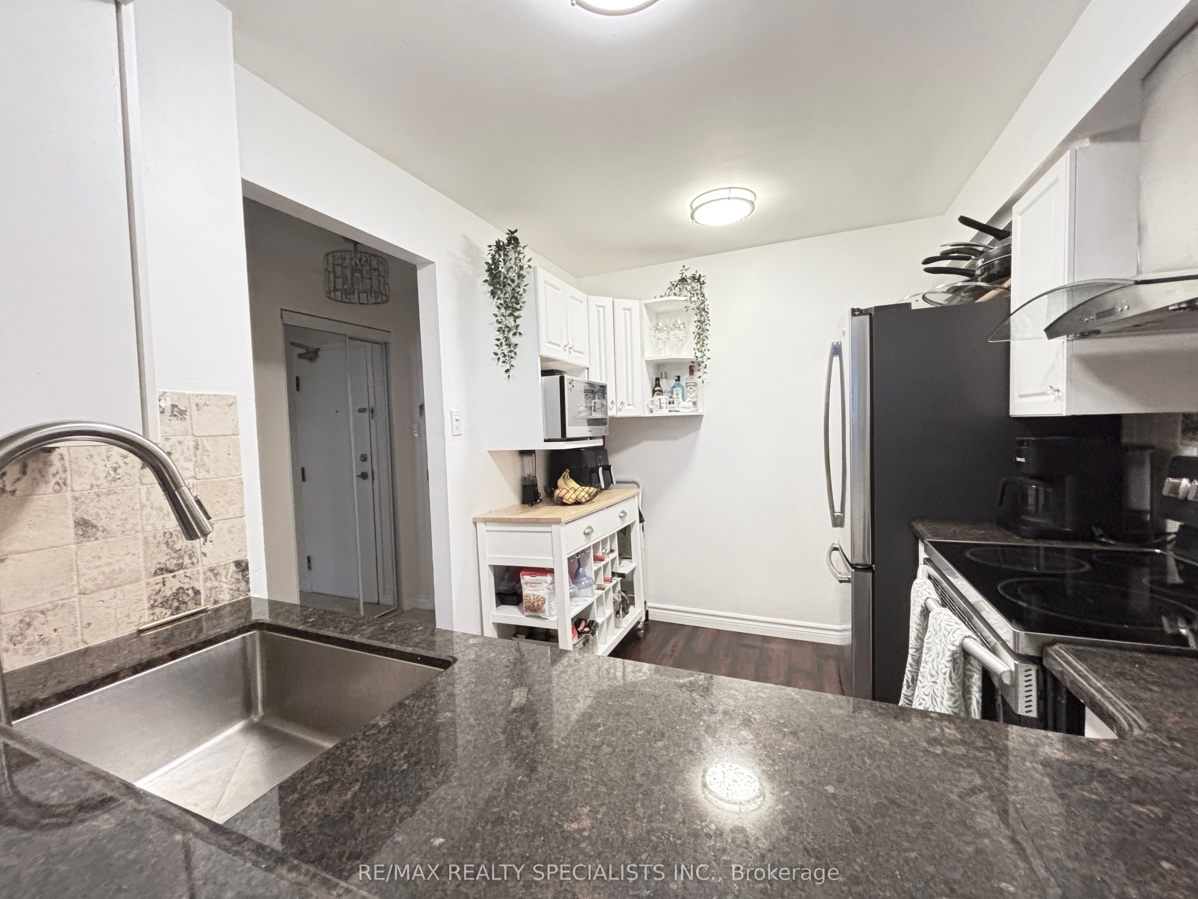 330 Rathburn Road W 2206
