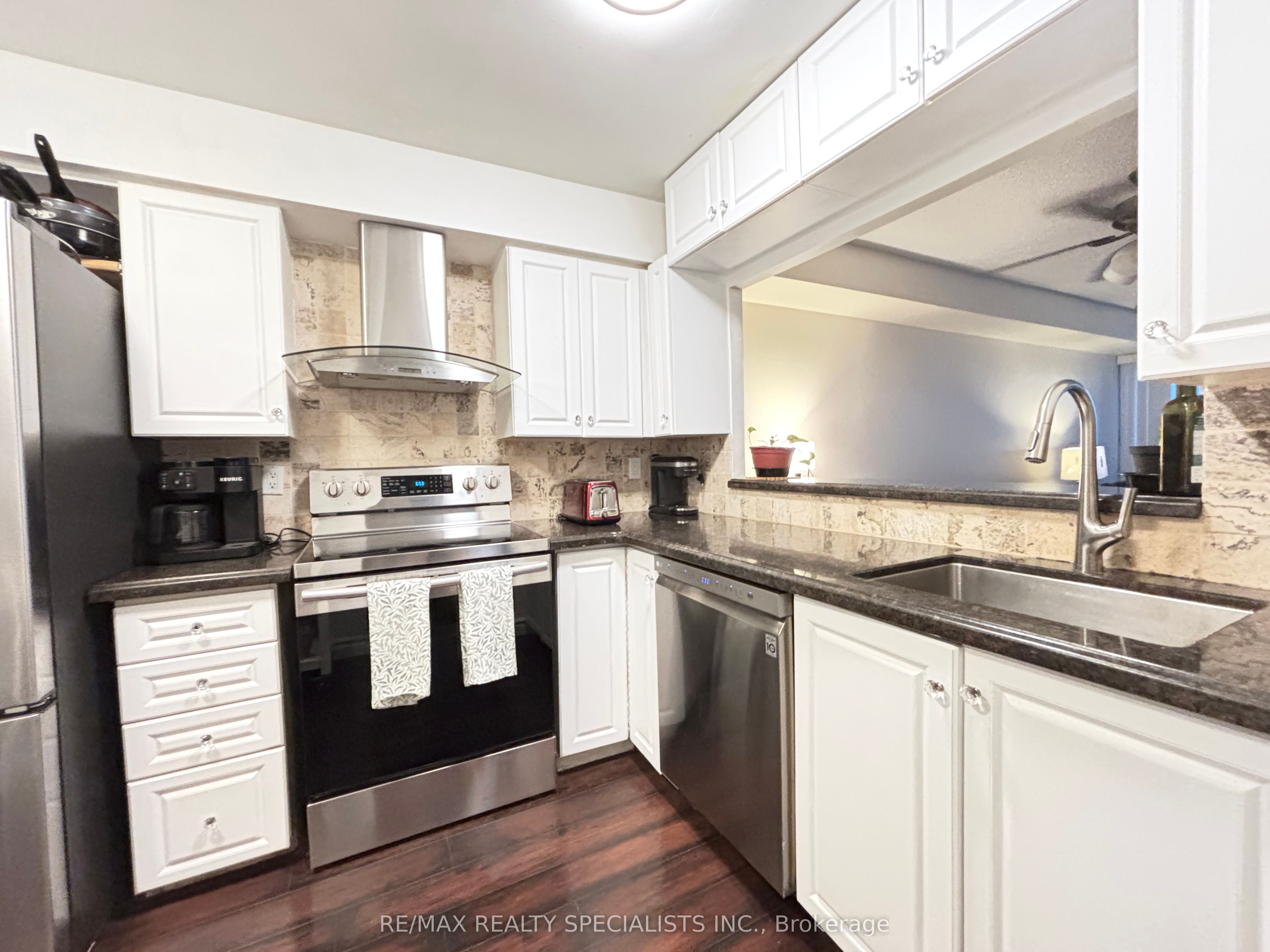 330 Rathburn Road W 2206