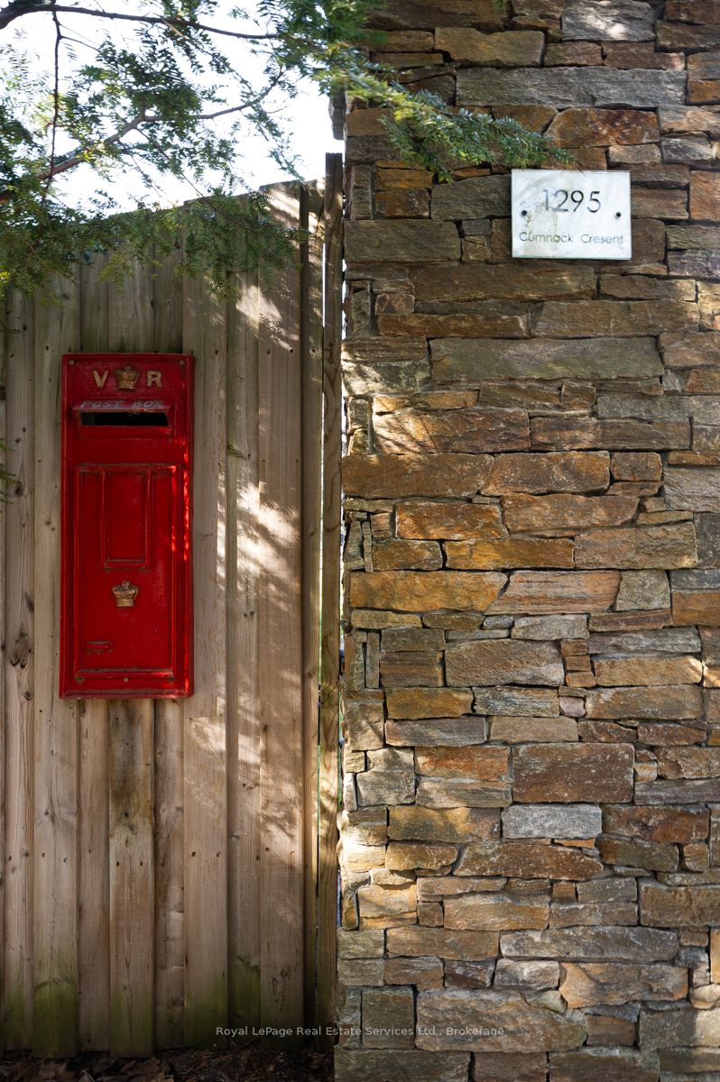 1295 Cumnock Crescent