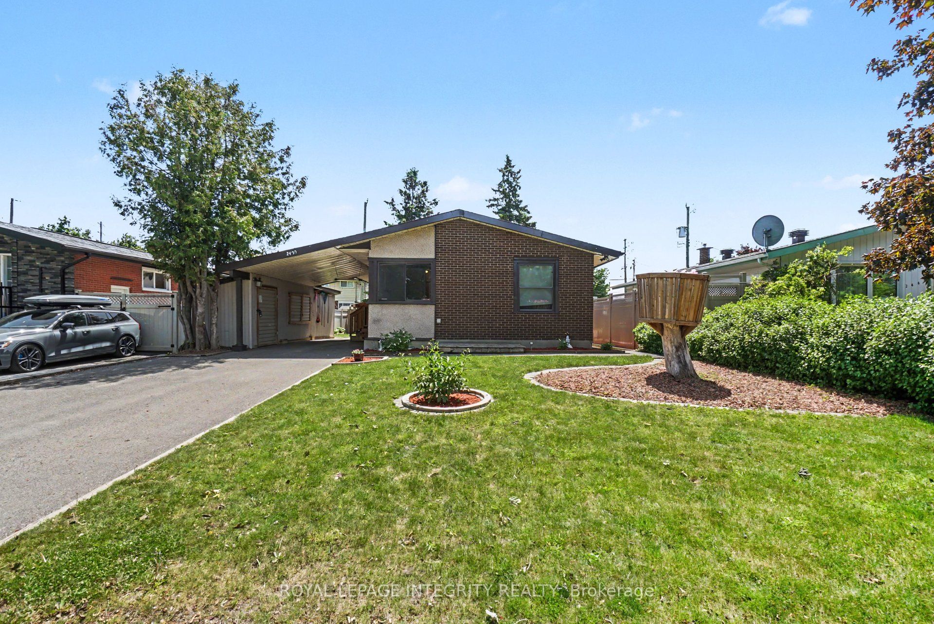 Photo 1 of 36 — 2450 Magnus Avenue, Elmvale Acres and Area, ON K1G 1J8