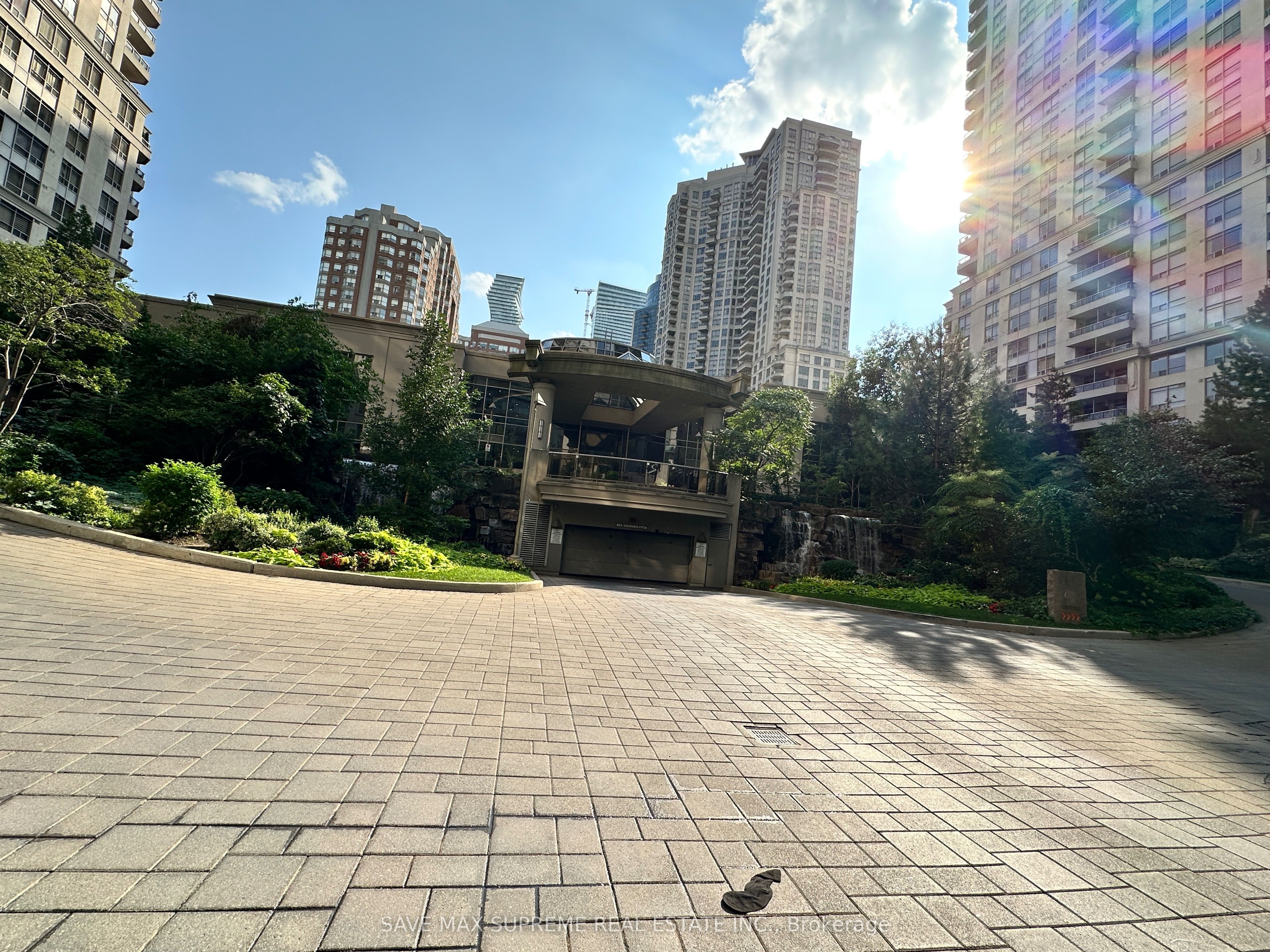 3888 Duke Of York Boulevard 527