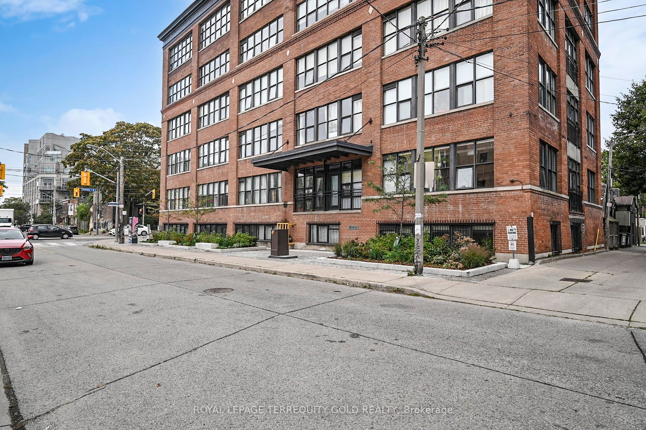 2154 Dundas Street W 107