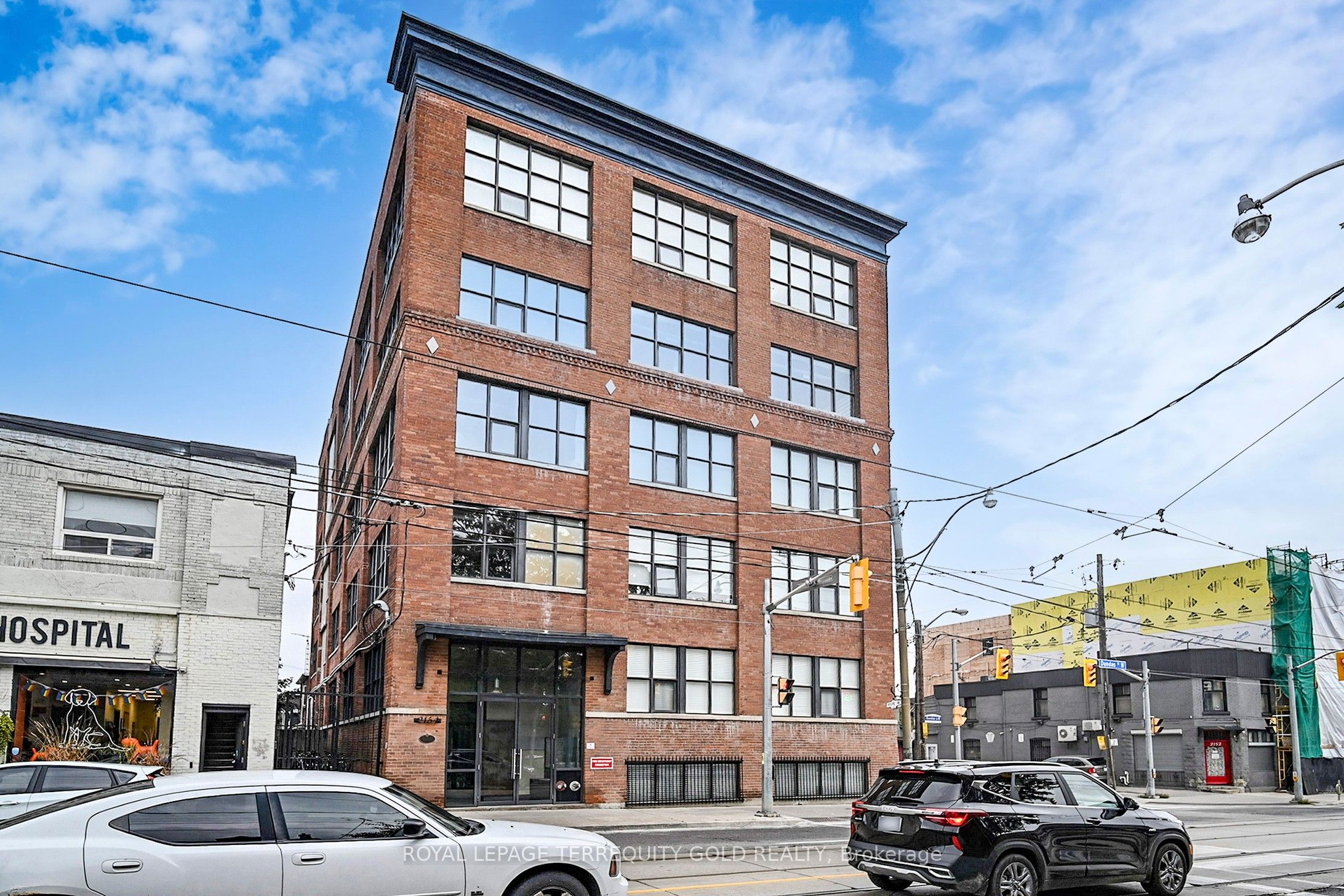 2154 Dundas Street W 107