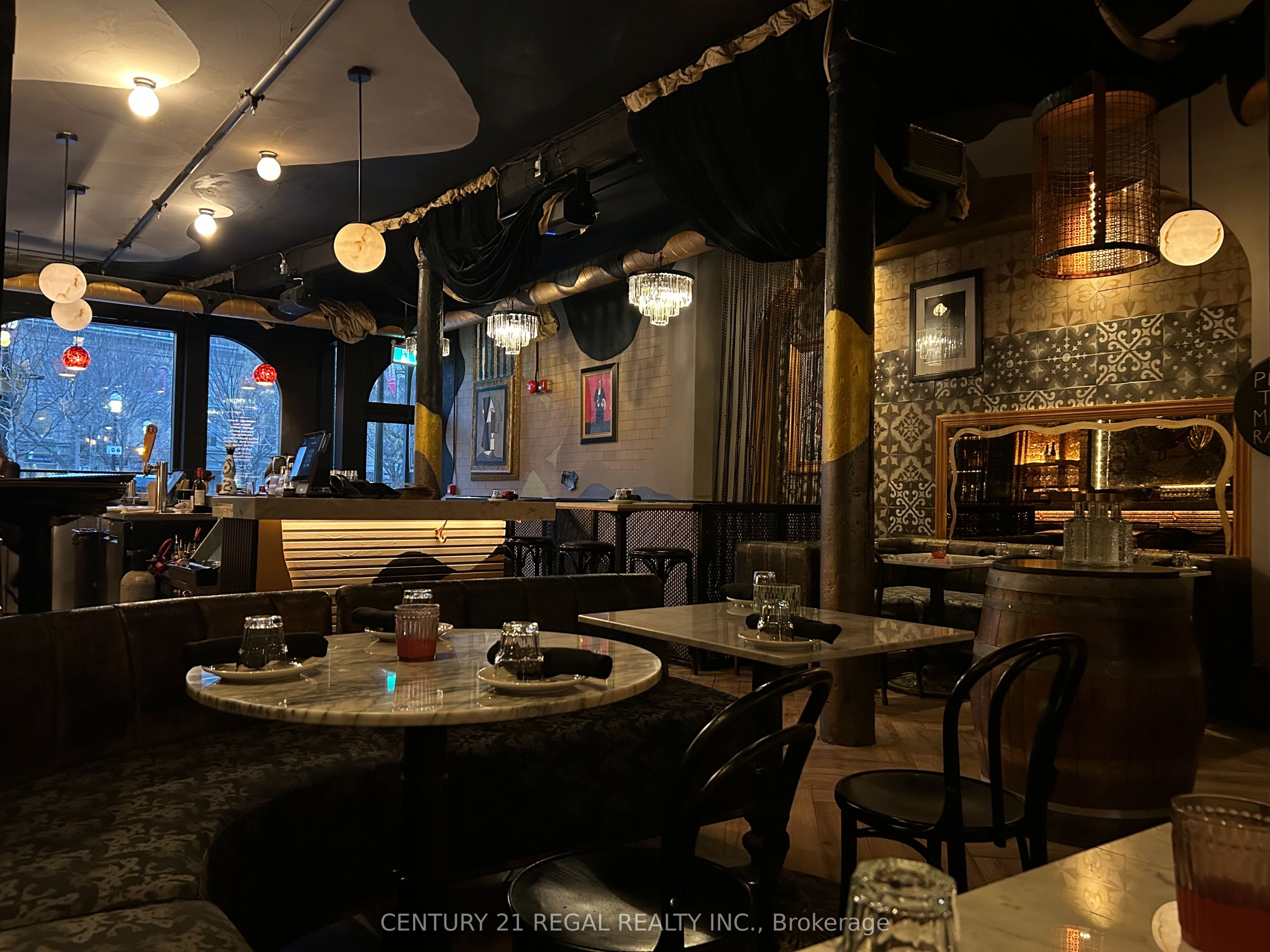 40 Wellington Street E