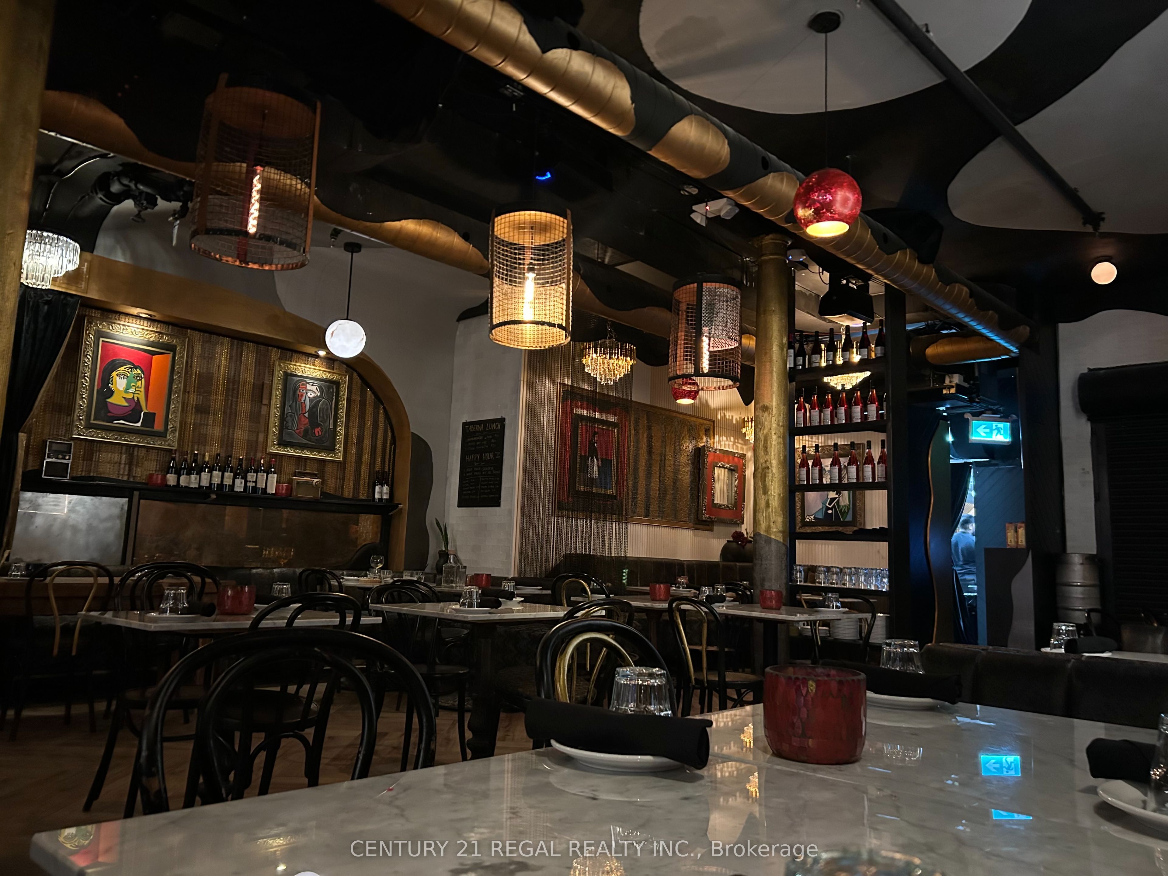 40 Wellington Street E