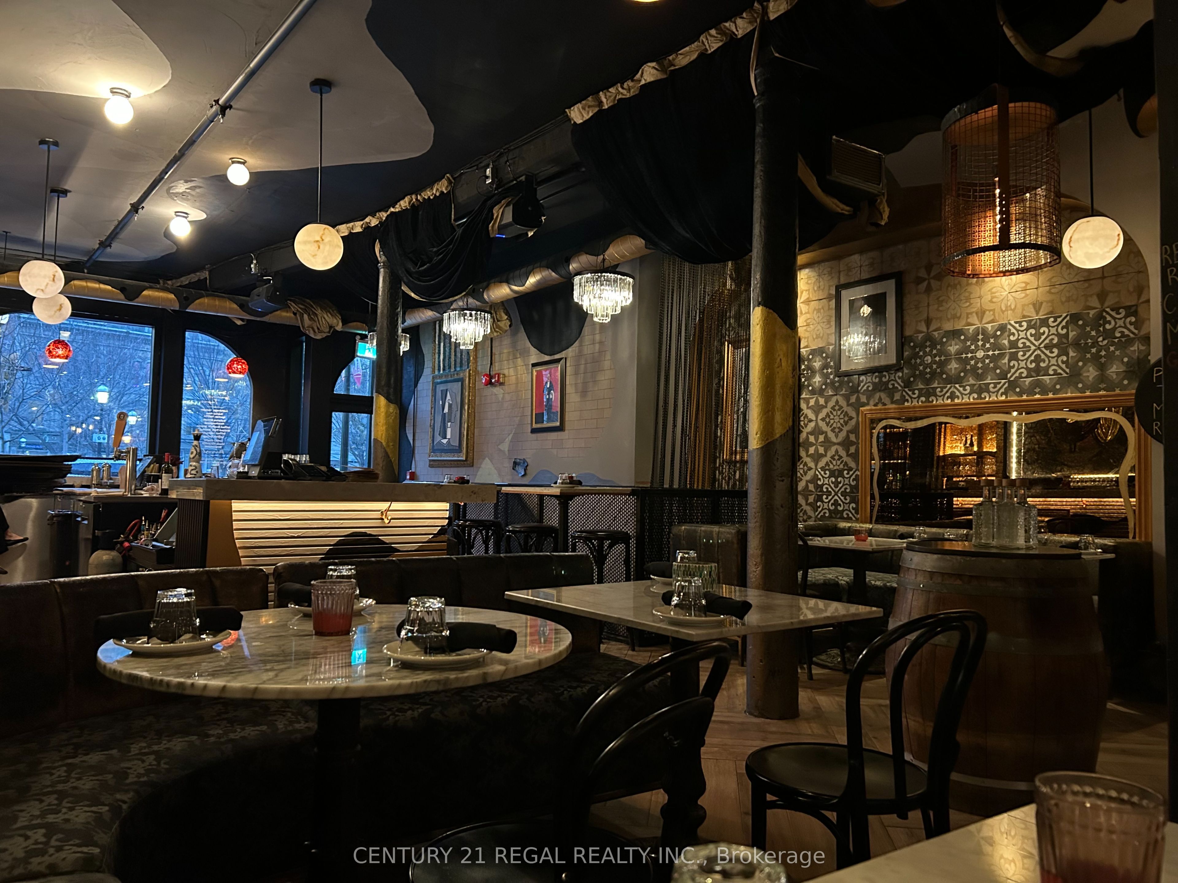 40 Wellington Street E