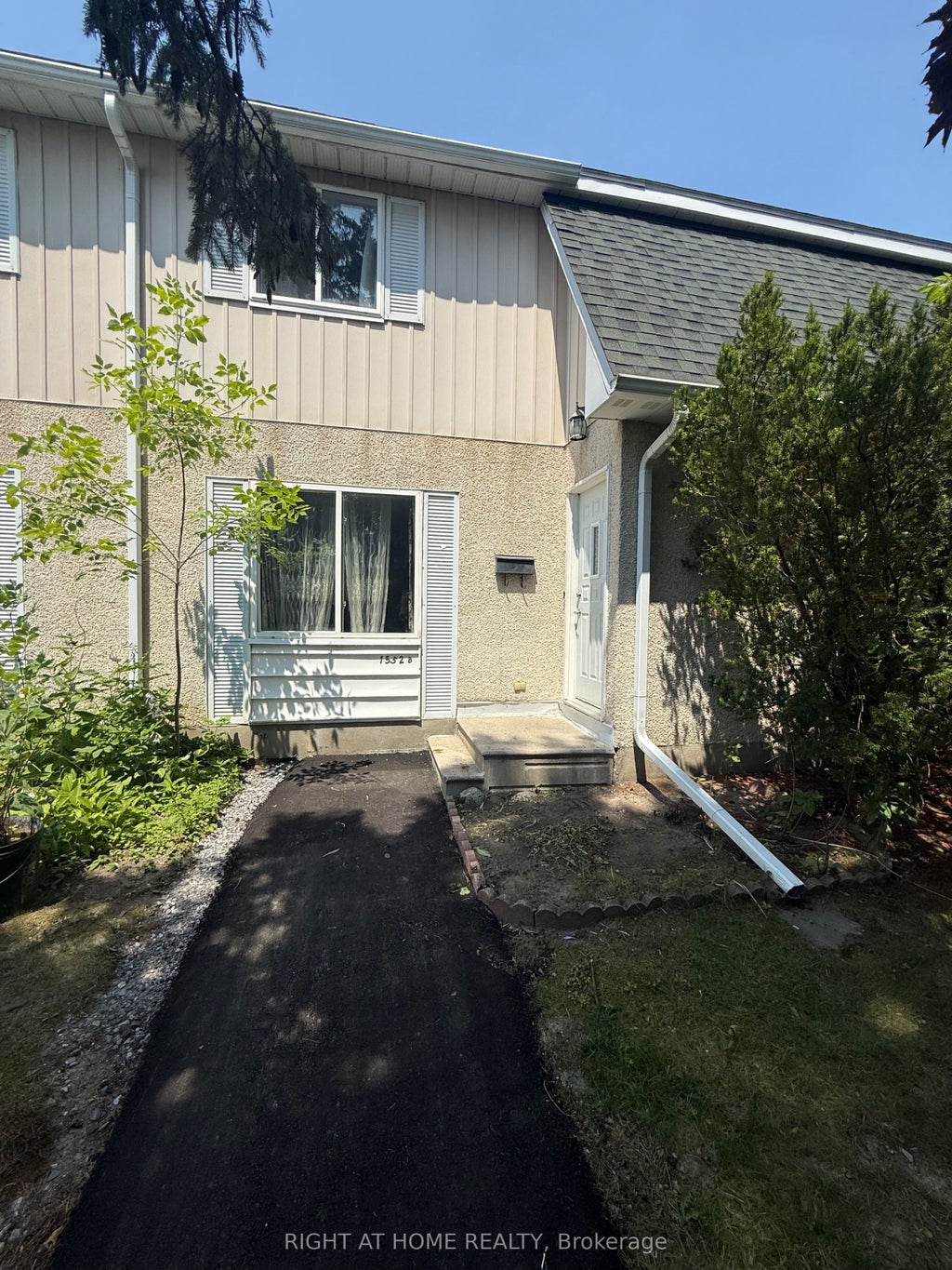 Photo of 1552 Beaverpond Drive #B, Cyrville - Carson Grove - Pineview, ON K1B 3R9 (MLS # X13581116)