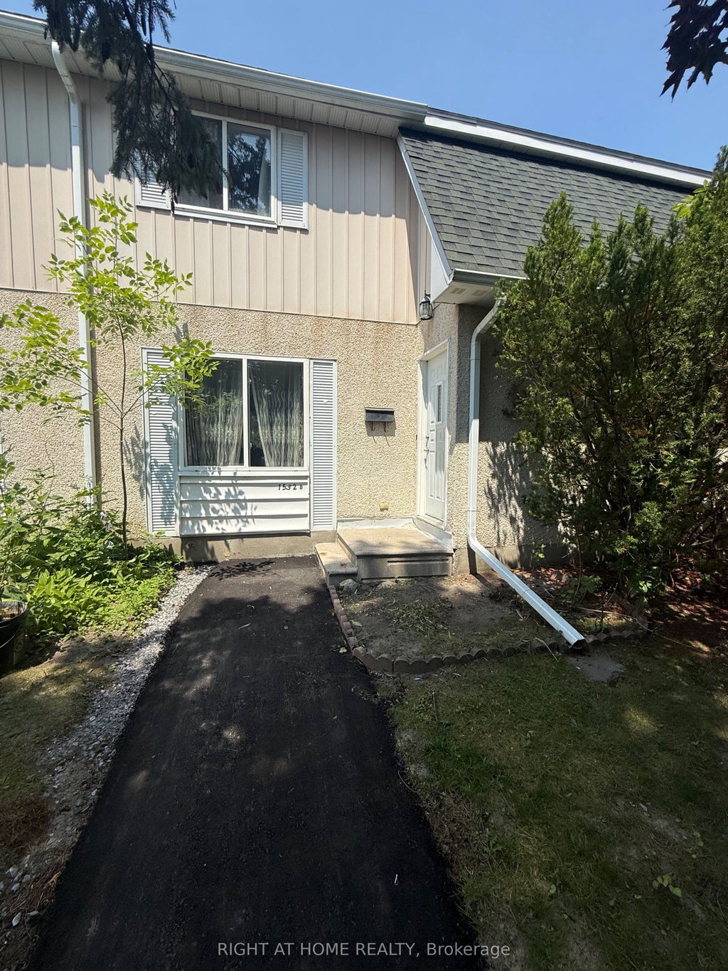 Photo of 1552 Beaverpond Drive #B, Cyrville - Carson Grove - Pineview, ON K1B 3R9 (MLS # X13581116)