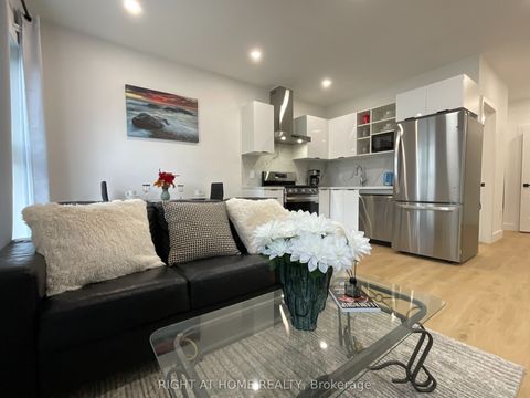 674 Manning Avenue Unit #3 Second floor Toronto ON M6G 2W4