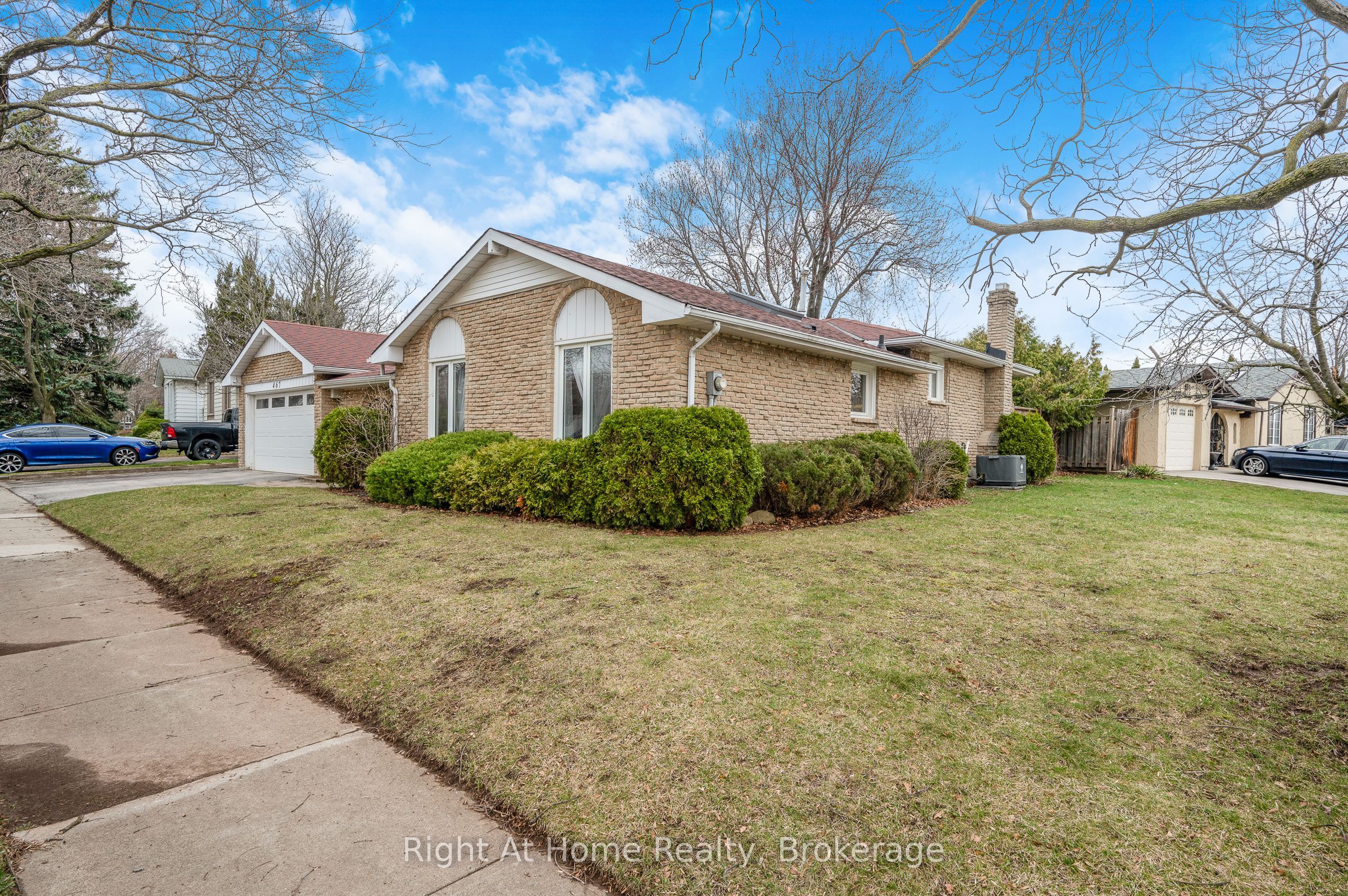 467 VANGUARD Crescent