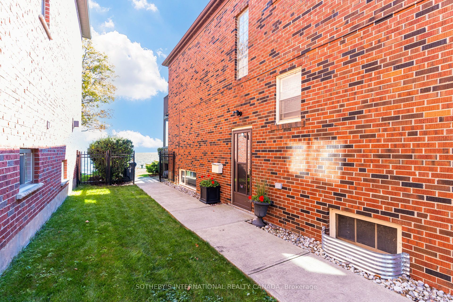 407 Lake Promenade