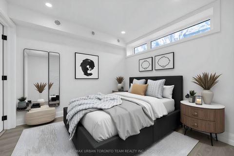 474 Montrose Avenue Lower Toronto ON M6G 3H1