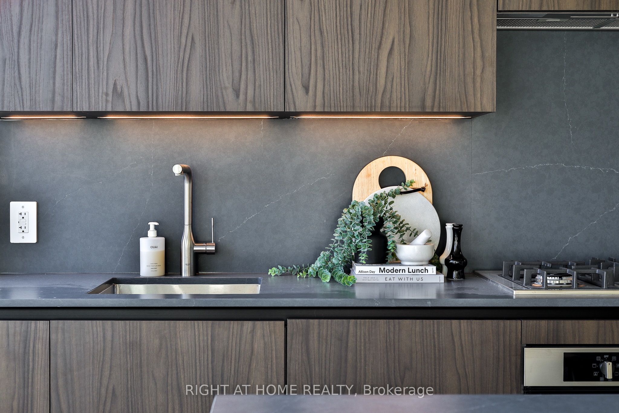 2720 Dundas Street W 607