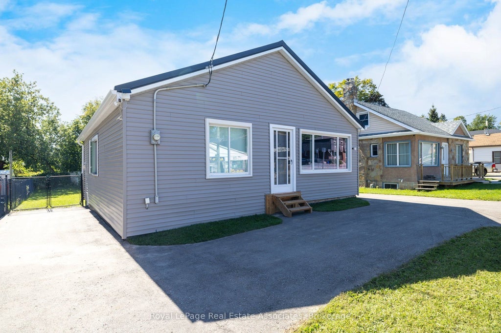 Photo of 98 Main Street N, Halton Hills, ON L7J 1W2 (MLS # W13715392)