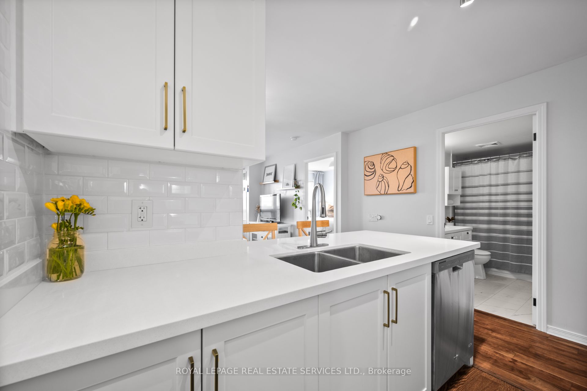 Toronto, ON M6P 5A2, Canada, 2 Bedrooms Bedrooms, ,1 BathroomBathrooms,Residential,Active,187886