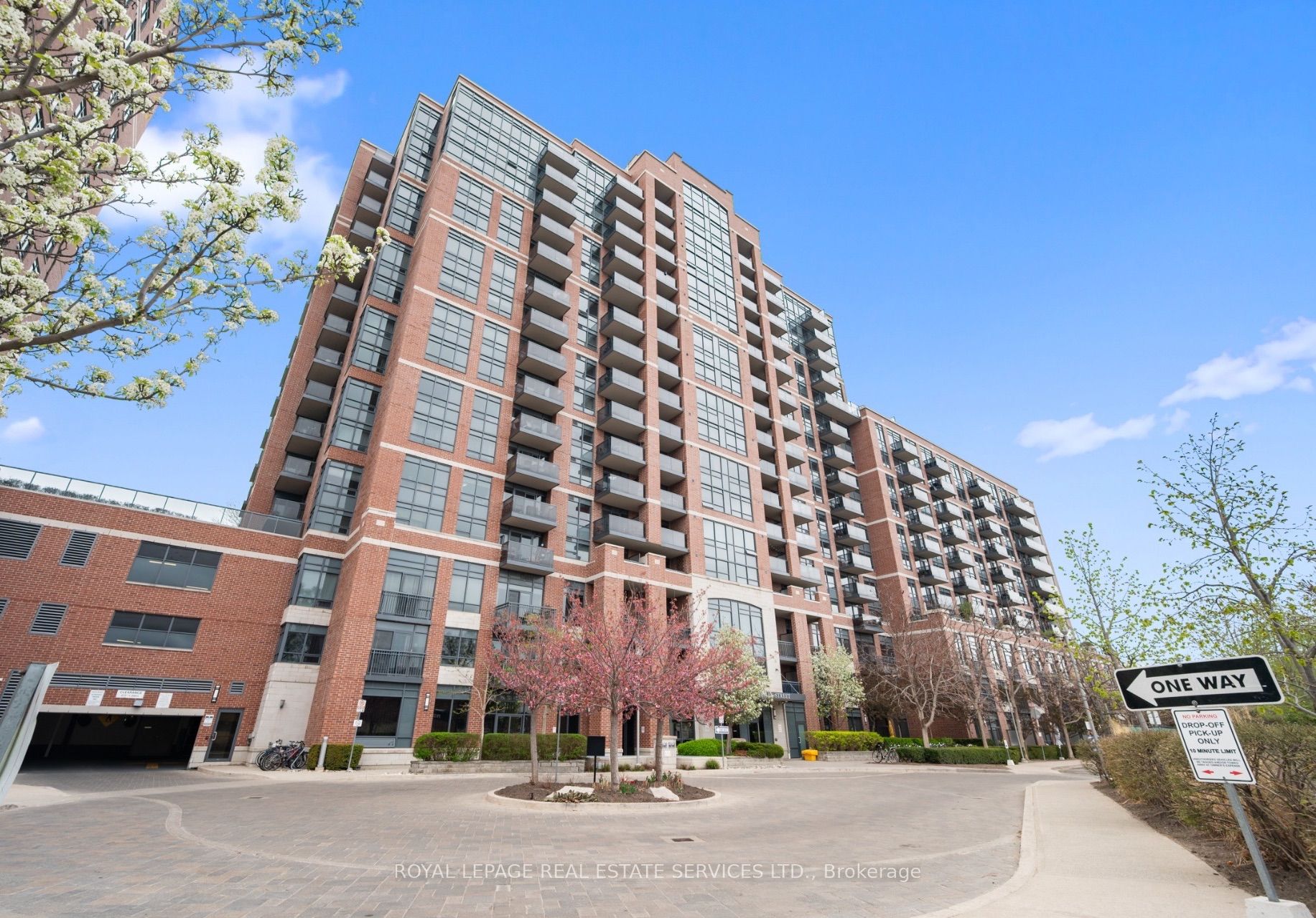 Toronto, ON M6P 5A2, Canada, 2 Bedrooms Bedrooms, ,1 BathroomBathrooms,Residential,Active,187886