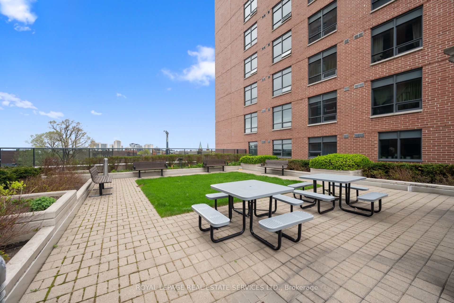 Toronto, ON M6P 5A2, Canada, 2 Bedrooms Bedrooms, ,1 BathroomBathrooms,Residential,Active,187886